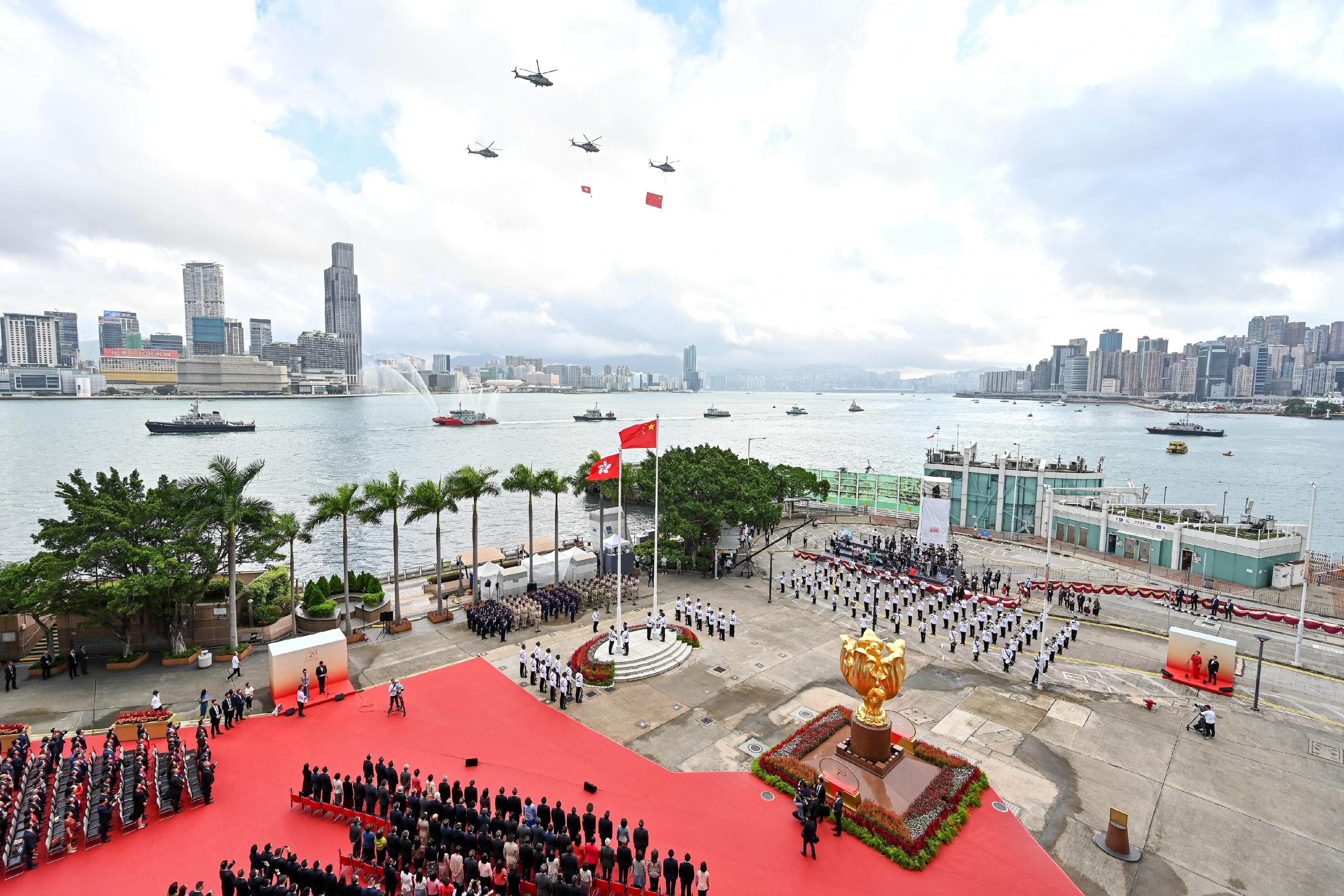 今早（十月一日）在灣仔金紫荊廣場舉行的慶祝中華人民共和國成立七十三周年升旗儀式上，紀律部隊和飛行服務隊在海上和空中敬禮。
