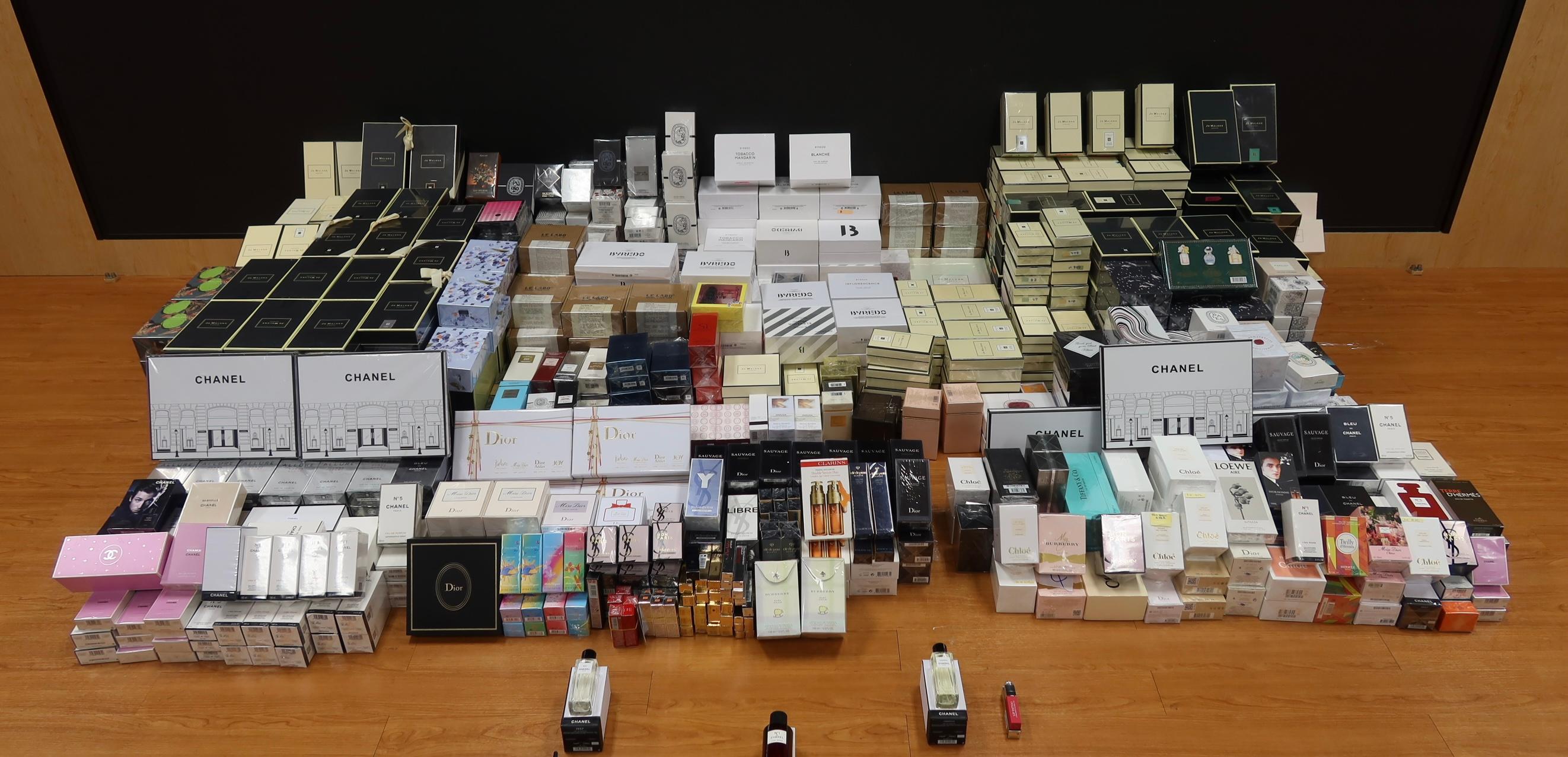 香港海關九月二十九日採取執法行動，打擊網上售賣冒牌香水和化妝護膚品，檢獲共約一千三百件懷疑冒牌產品，估計市值約三十六萬元。圖示部分檢獲的懷疑冒牌產品。