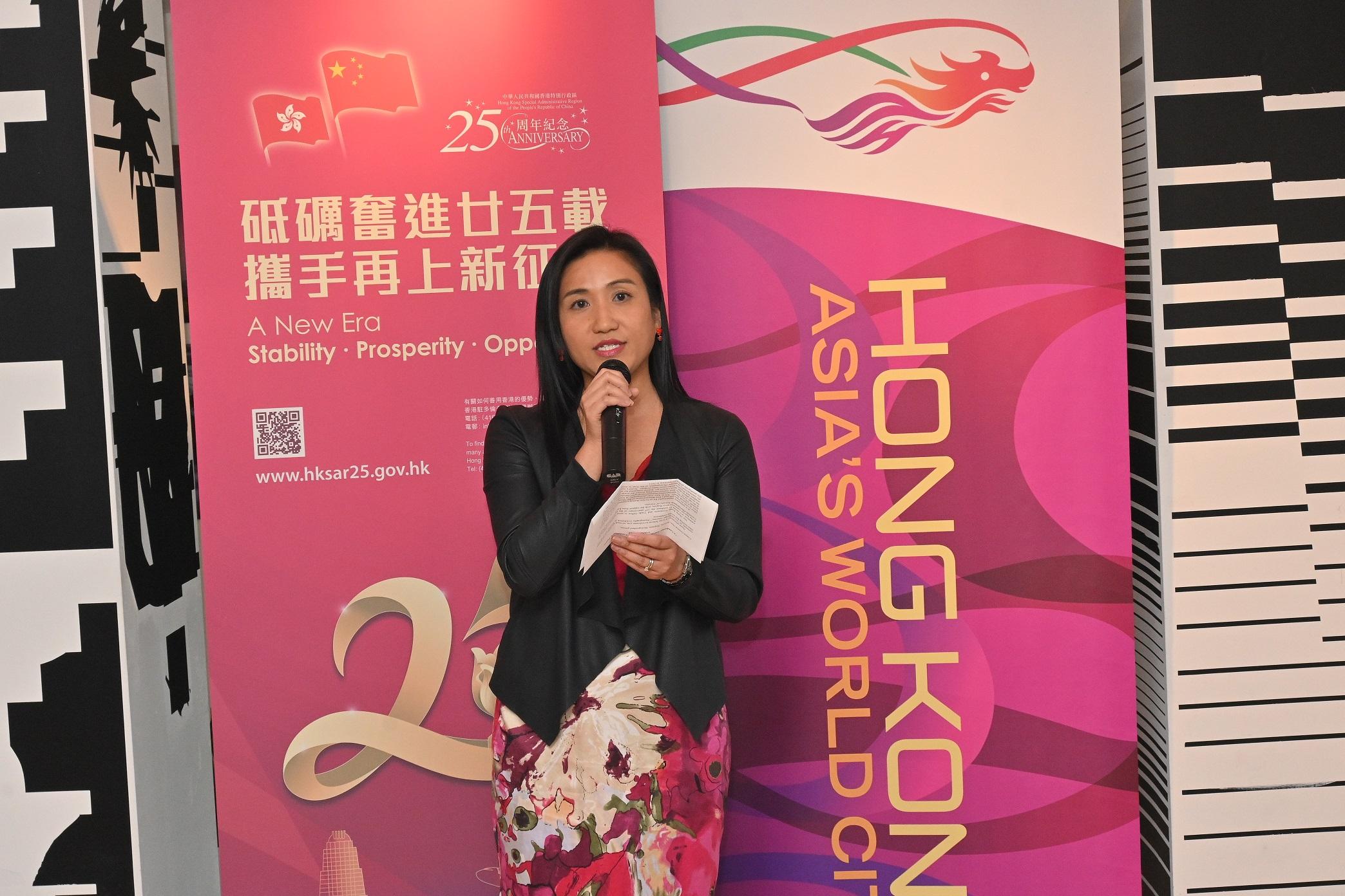 香港駐多倫多經濟貿易辦事處處長巫菀菁昨日（多倫多時間十月四日）在多倫多舉辦的「大地之旅」攝影展開幕禮上致辭。