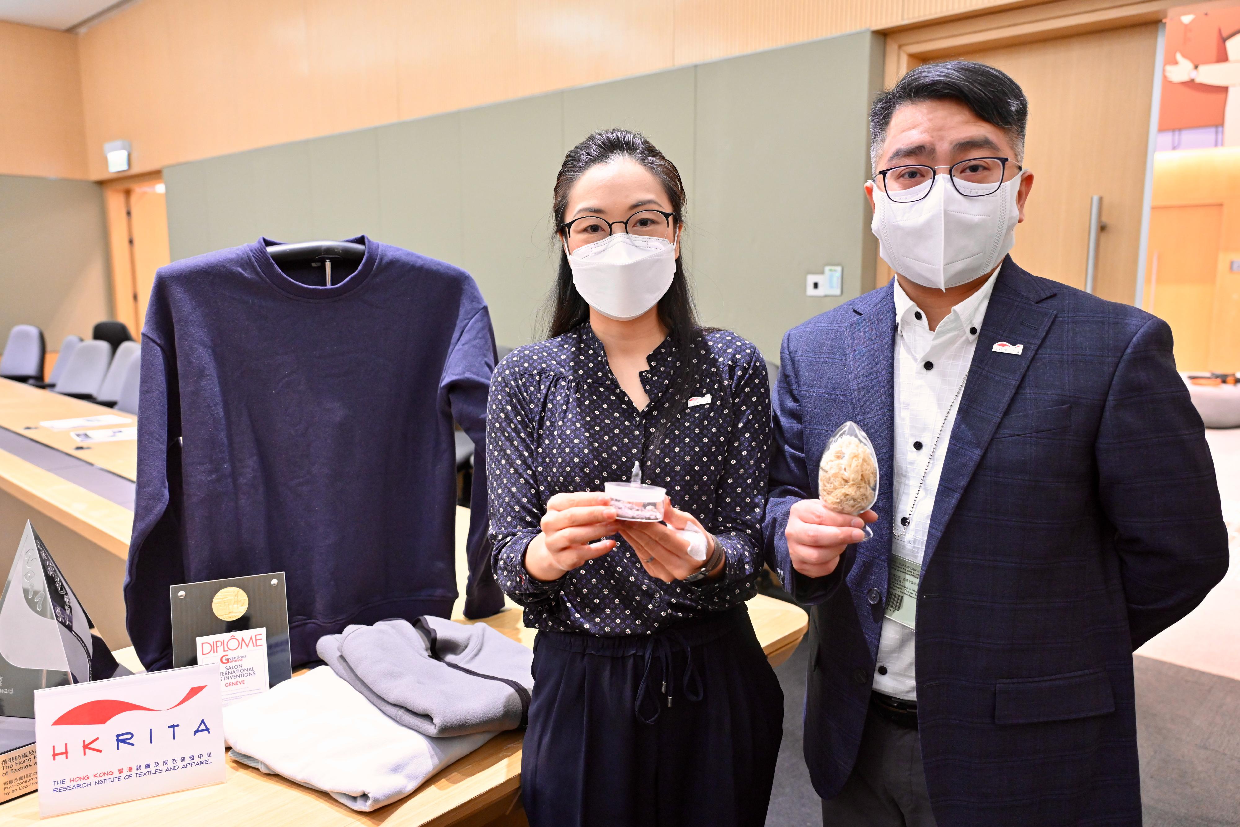 「創新科技嘉年華2022」將在十月二十二至三十日舉行。圖示香港紡織及成衣研發中心的研發項目「Green Machine: 用水熱處理方法分離和回收廢舊混紡滌棉」。