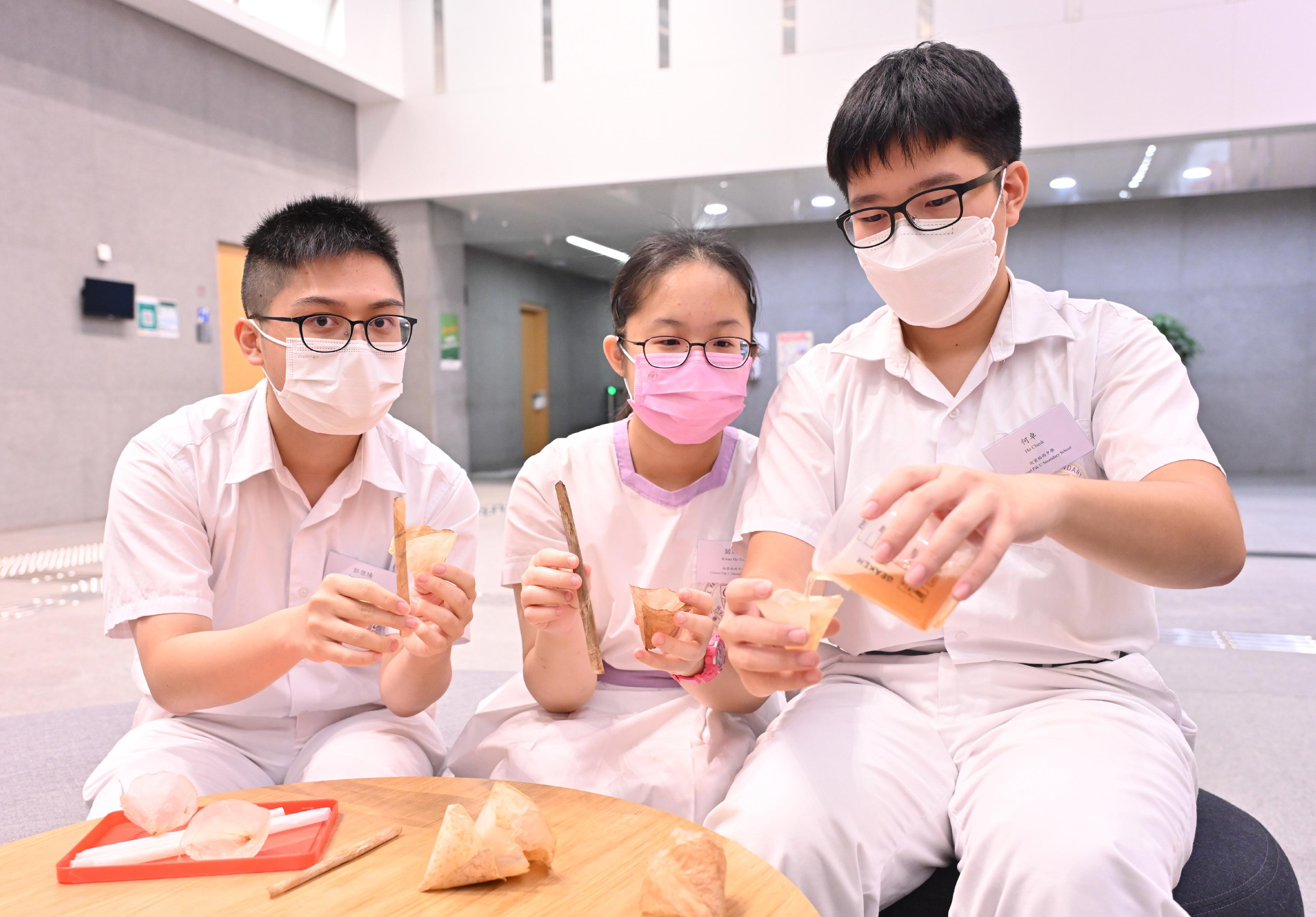 「创新科技嘉年华2022」将在十月二十二至三十日举行。图示迦密柏雨中学学生研发，由果皮制成的烤红茶菌吸管和杯子。