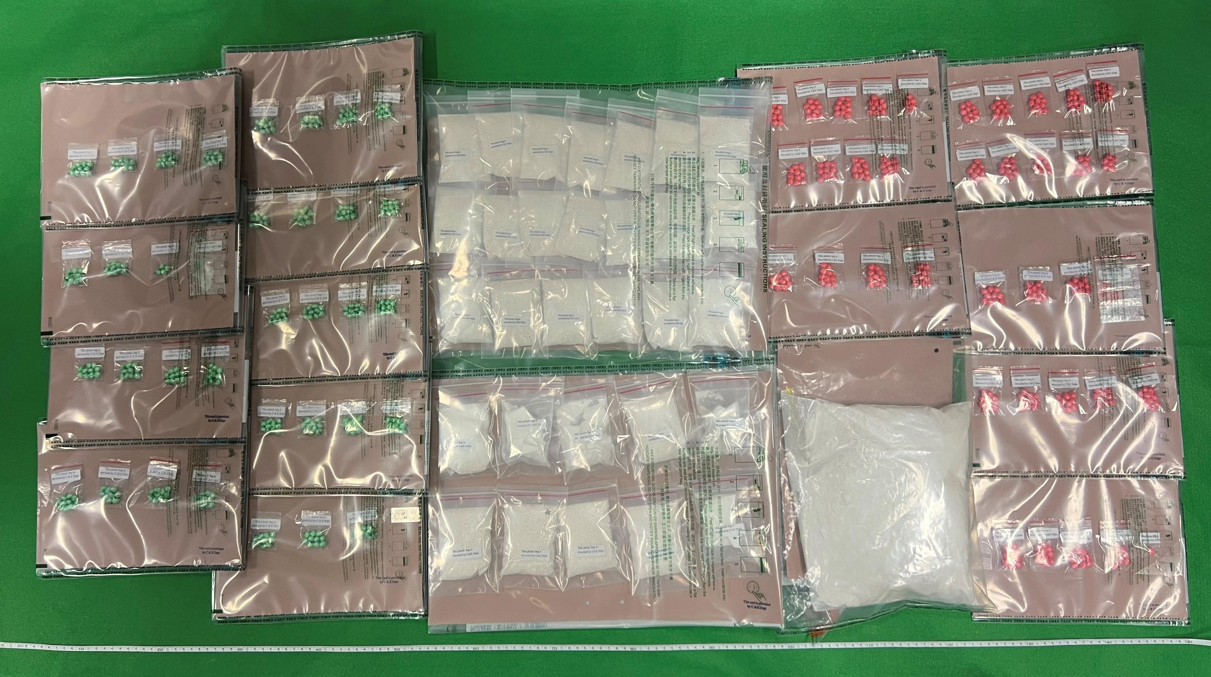 Hong Kong Customs today (October 5) seized about 2.07 kilograms of suspected heroin with an estimated market value of about $2.1 million in Tai Kok Tsui. Photo shows the suspected heorin seized.