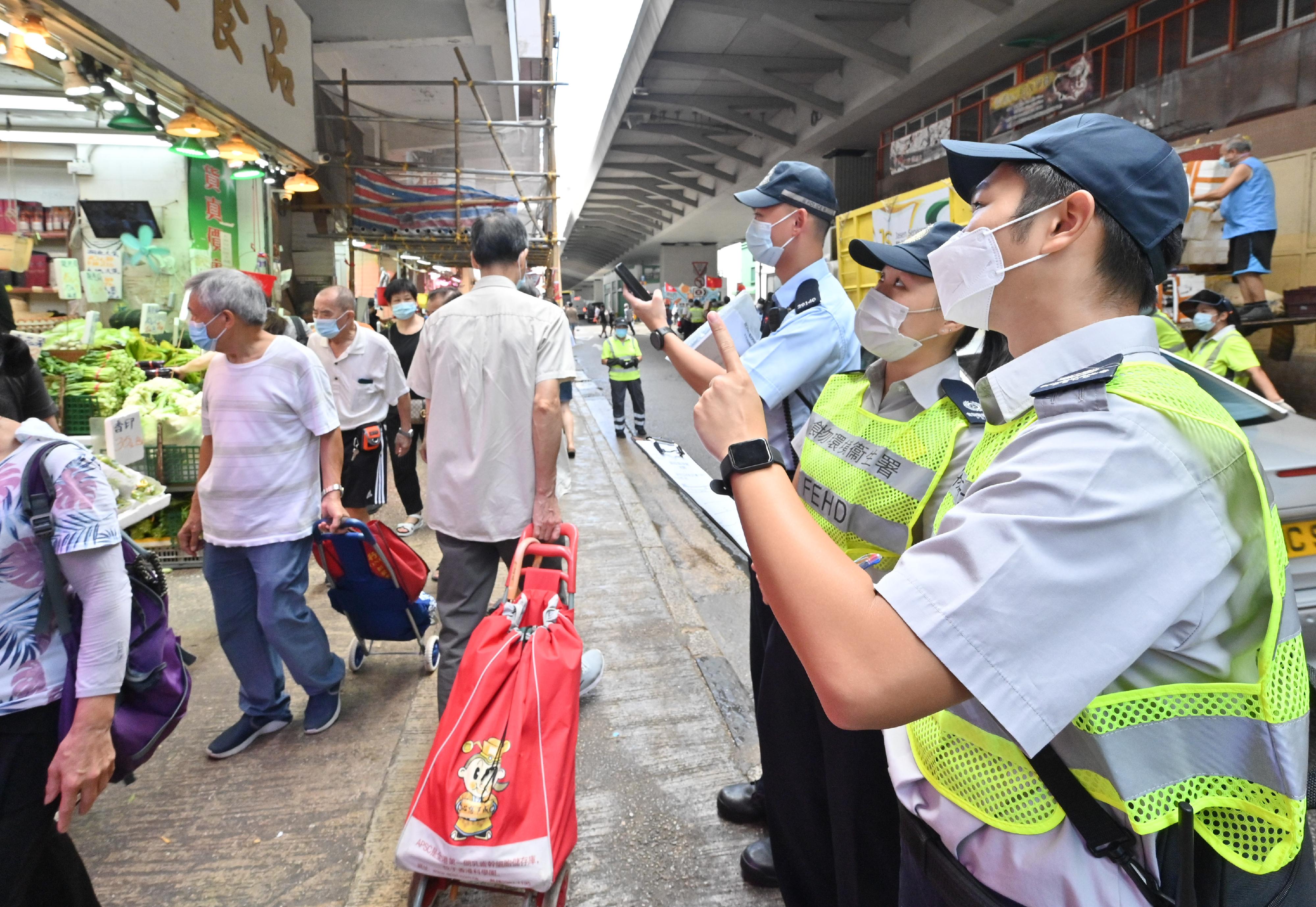 食物環境衞生署（食環署）發言人今日（十月五日）表示，食環署與香港警務處（警方）自十月三日起展開連串嚴厲執法行動，先後於九龍城、深水埗、荃灣及觀塘採取聯合行動，打擊店鋪負責人和其他持份者非法擺放貨物或物品在公眾地方或馬路，對行人和車輛的流動造成阻礙。圖示食環署人員及警方在九龍城採取聯合行動。