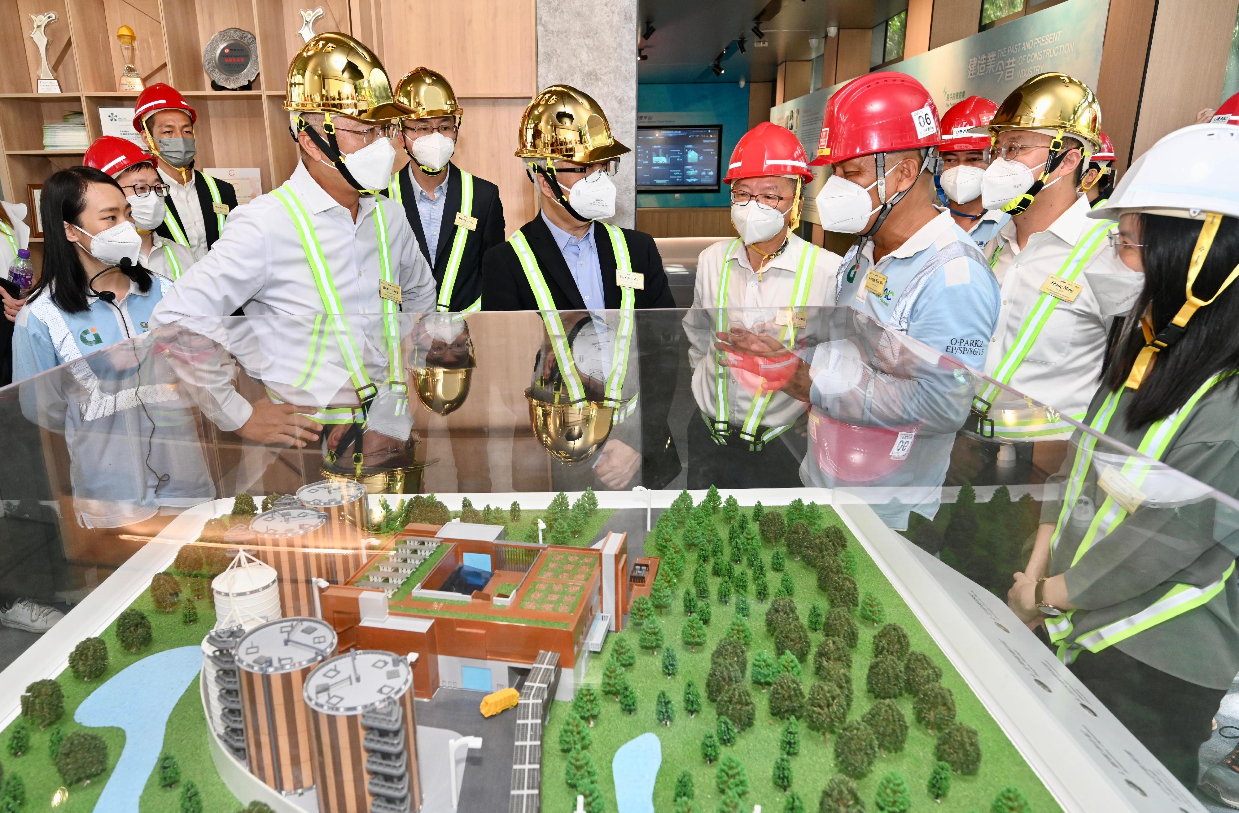 The Secretary for Environment and Ecology, Mr Tse Chin-wan, today (October 6) attended the topping-out ceremony of the Organic Resources Recovery Centre Phase 2 (O · PARK2) of the Environmental Protection Department. Photo shows Mr Tse (fourth left) viewing a model of O · PARK2 during a briefing by a representative of the contractor.