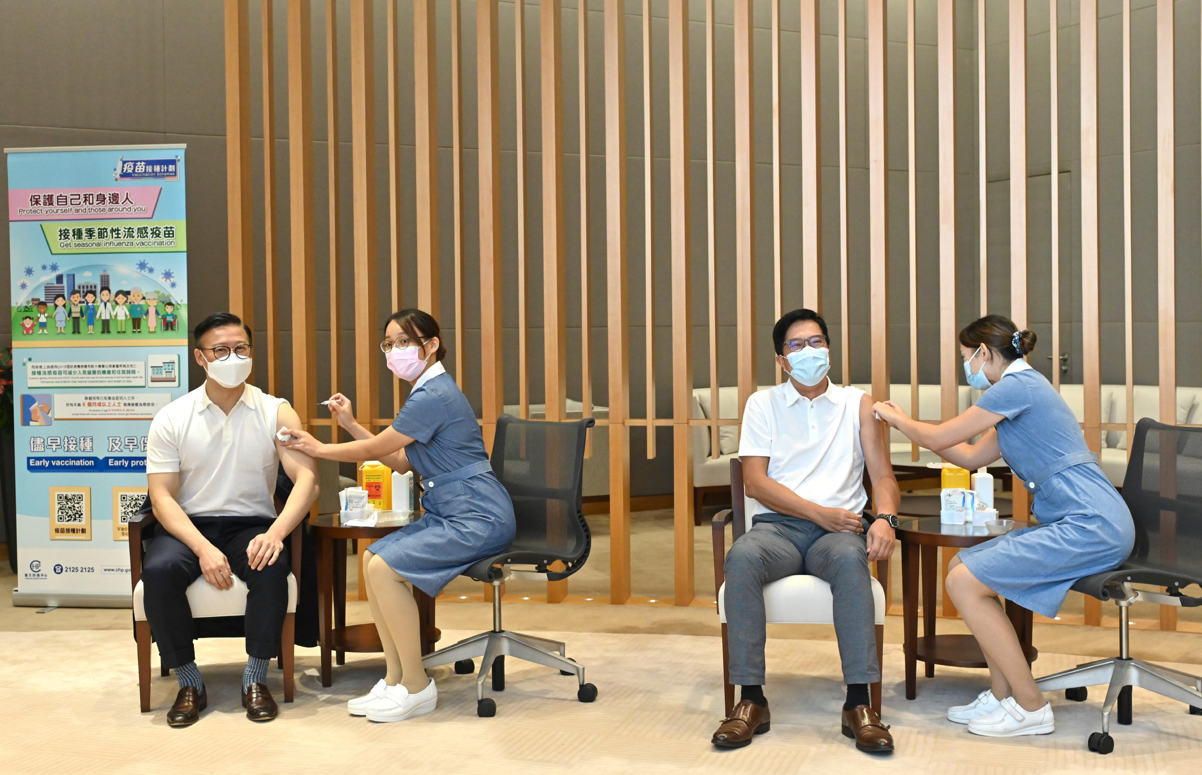 財政司副司長黃偉綸（右二）和律政司副司長張國鈞（左一）今日（十月六日）接種季節性流感疫苗。