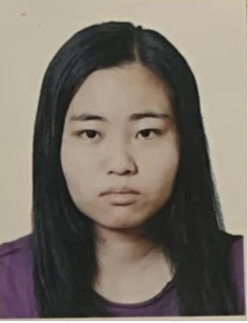 Lau Chau-yung, aged 38, is about 1.56 metres tall, 45 kilograms in weight and of thin build. She has a round face with yellow complexion and long black hair. She was last seen wearing a pink short-sleeved shirt, light trousers and white sport shoes.

