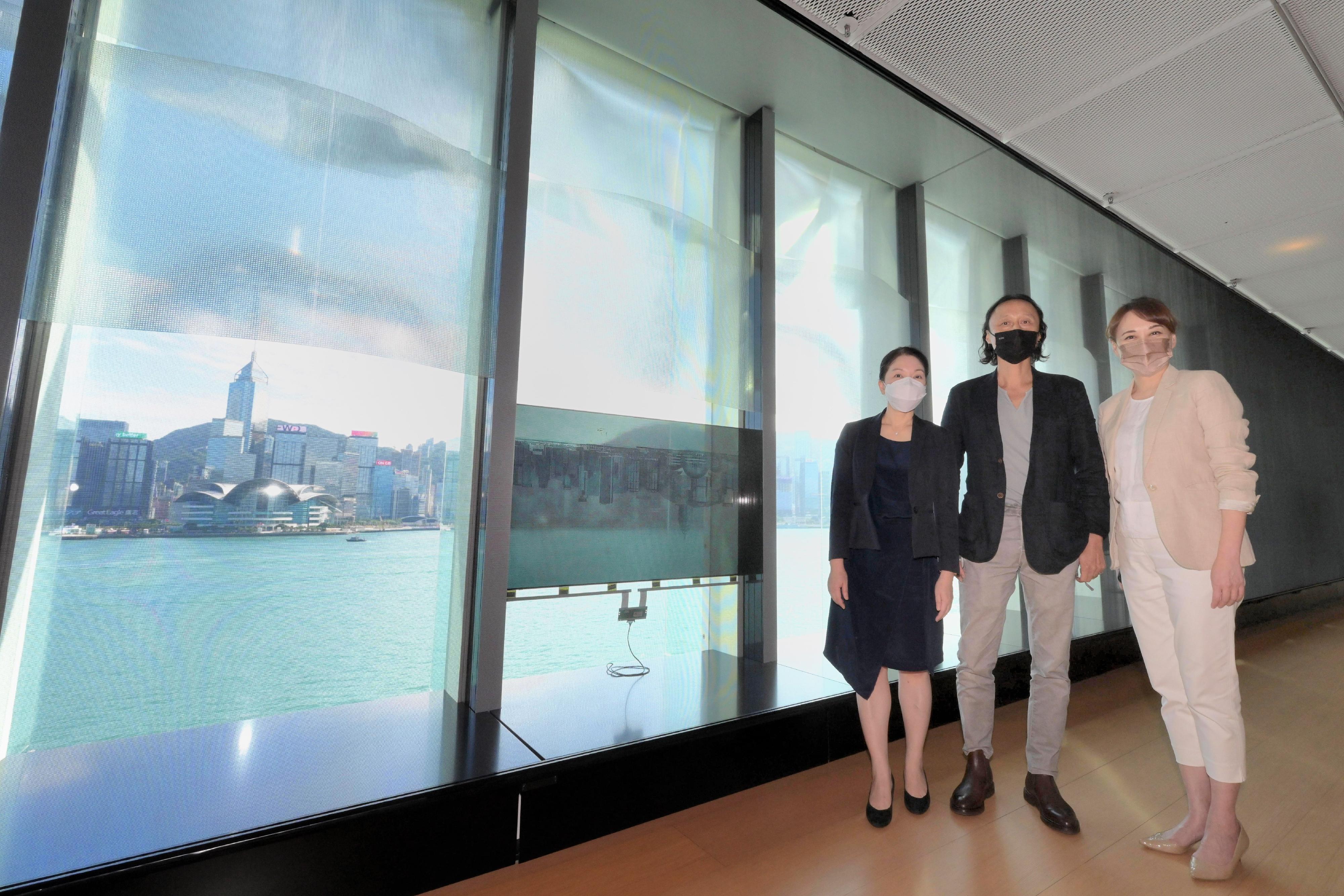 A site-specific art installation, "A 10,000-Year View", created by internationally renowned artist Zheng Chongbin, will be on display from tomorrow (October 7) on the fourth floor of the Hong Kong Museum of Art (HKMoA). Picture shows the Museum Director of the HKMoA, Dr Maria Mok (first right); the Curator of the HKMoA (Modern and Hong Kong Art), Ms Leona Yu (first left); and Zheng (centre).