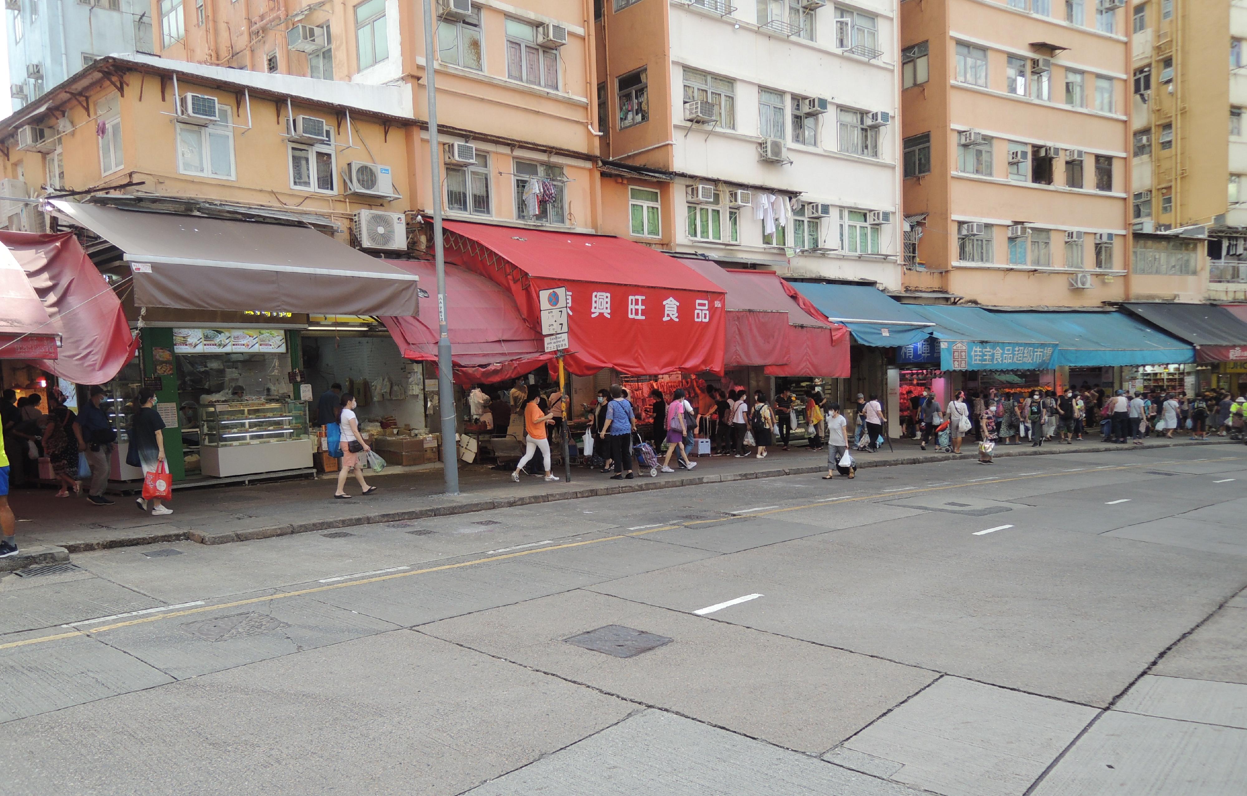 食物环境卫生署（食环署）发言人今日（十月六日）表示，食环署与香港警务处自十月三日起在多区展开连串严厉执法行动打击非法店铺阻街活动。图示观塘部分地点于昨日（十月五日）行动后的情况。