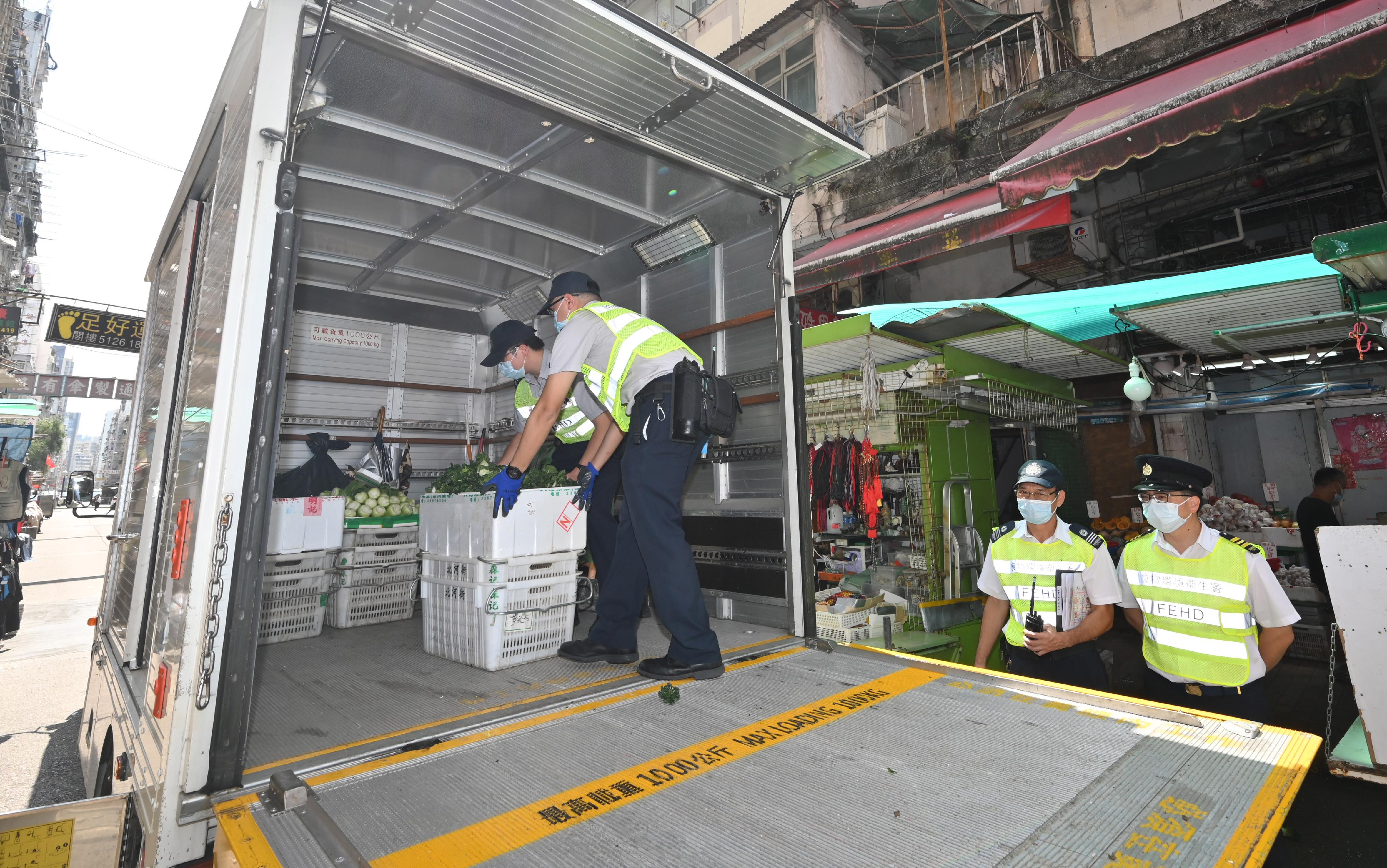 A spokesman for the Food and Environmental Hygiene Department (FEHD) said today (October 6) that the FEHD and the Hong Kong Police Force have started a series of stringent enforcement actions against illegal shop front extension activities in various districts since October 3. Photo shows officers of the FEHD during the operation in Sham Shui Po yesterday (October 5).
