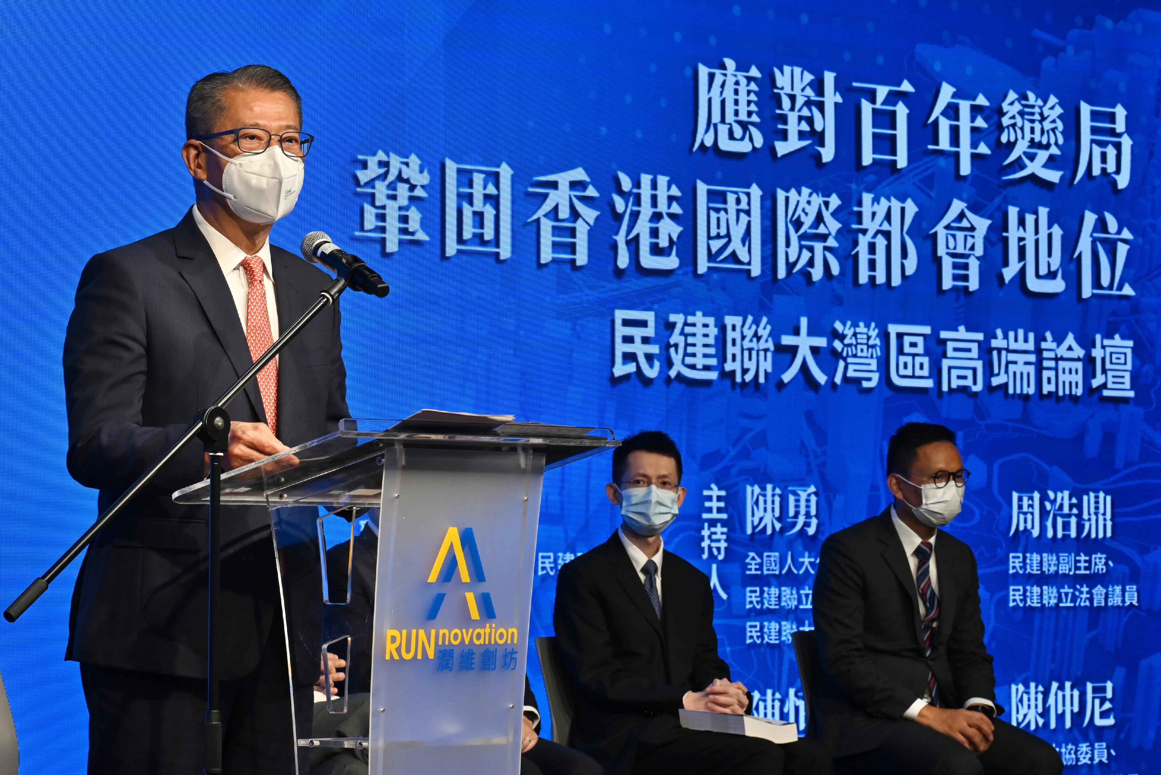 財政司司長陳茂波今日（十月六日）下午在「應對百年變局　鞏固香港國際都會地位」民建聯大灣區高端論壇致辭。