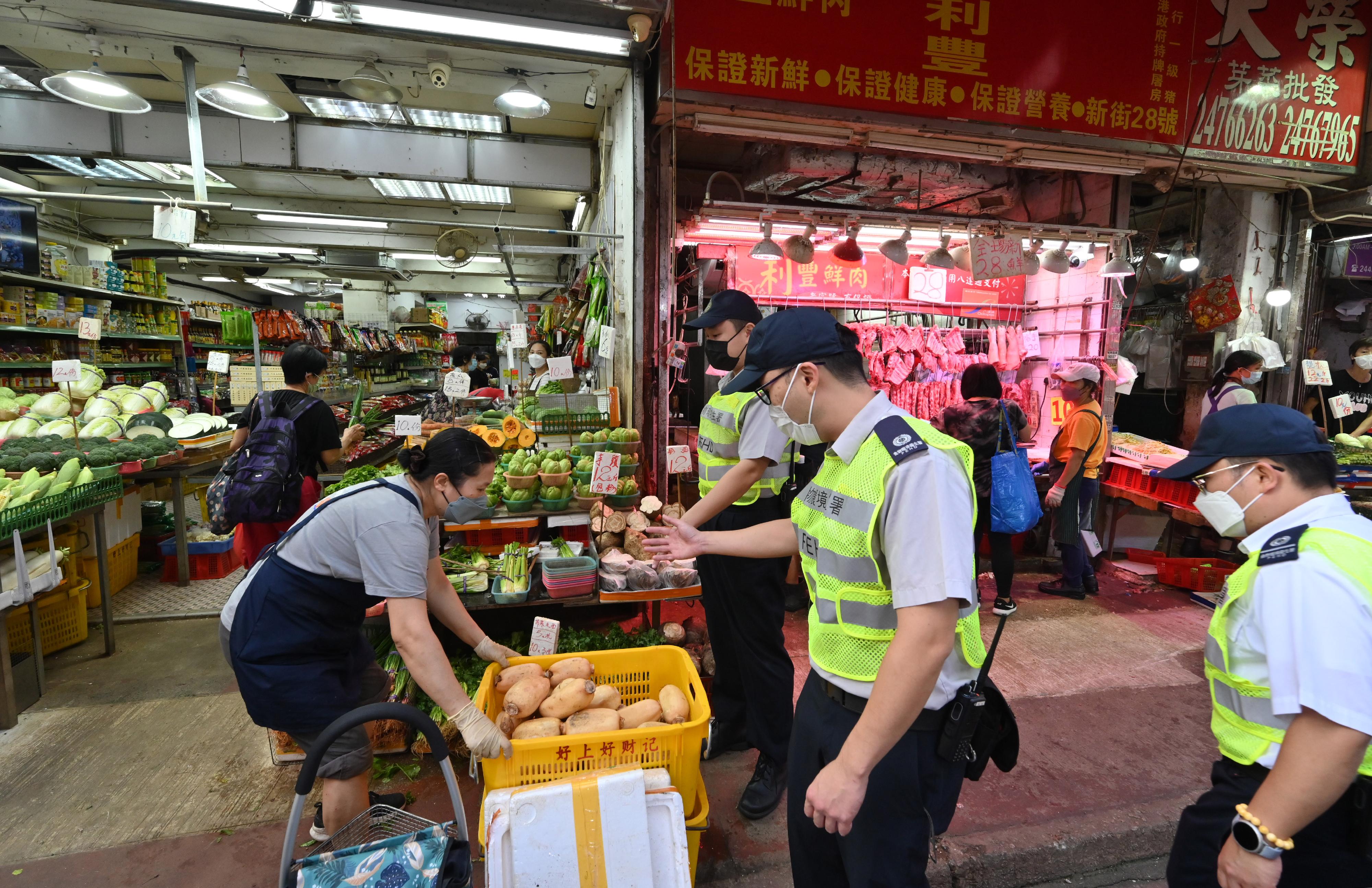 食物環境衞生署（食環署）發言人今日（十月七日）表示，食環署與香港警務處自十月三日起在多區展開連串嚴厲執法行動打擊非法店鋪阻街活動。圖示食環署人員昨日（十月六日）在元朗的行動。