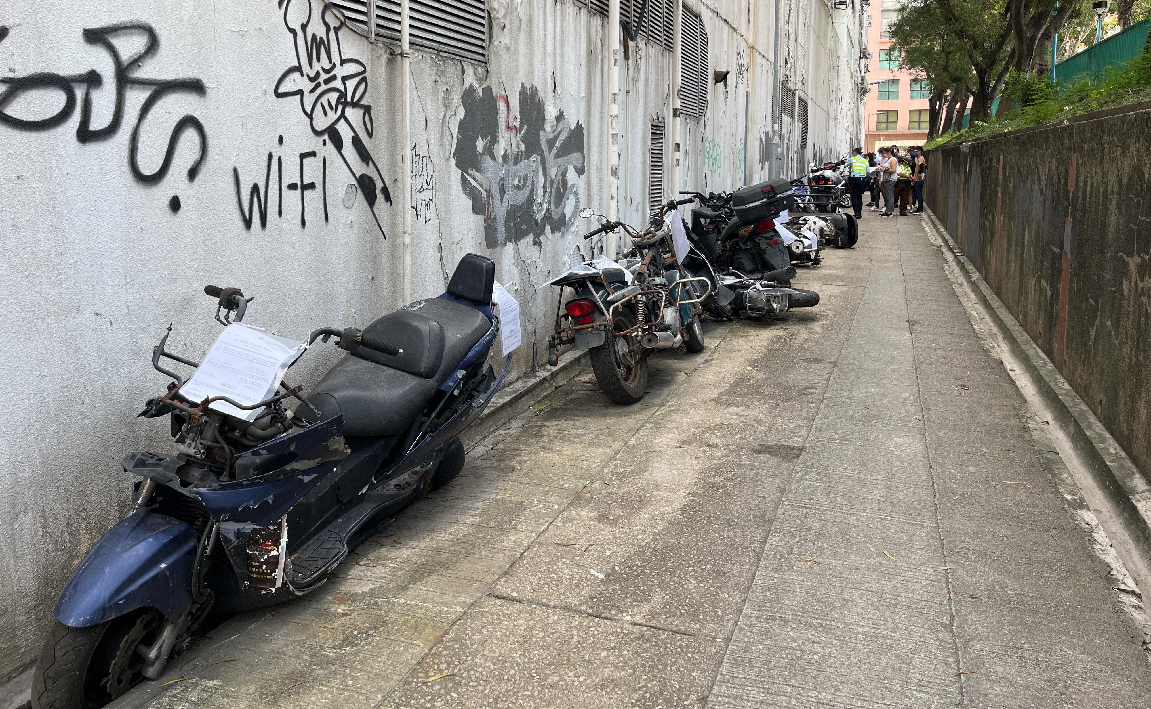 The Home Affairs Department and its District Offices conducted a series of cleaning works, publicity and educational activities during July and September to support the Government Programme on Tackling Hygiene Black Spots launched under the District Matters Co-ordination Task Force. Photo shows a back alley in Kowloon City before the joint operation for removal of abandoned vehicles co-ordinated by the Kowloon City District Office and relevant departments.