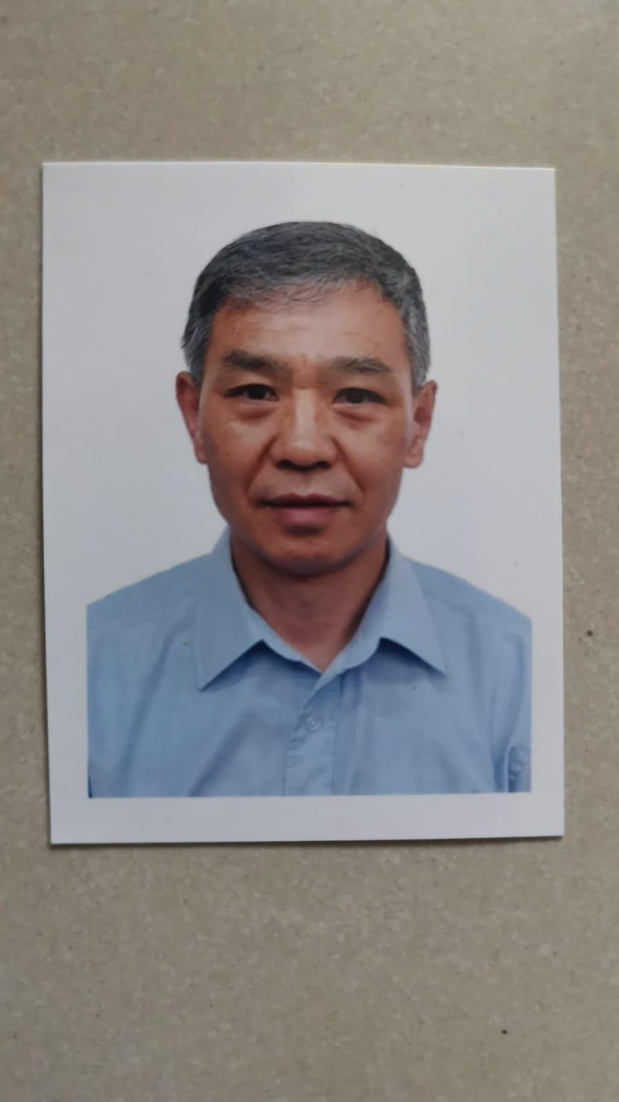 Yau Chun, aged 71, is about 1.7 metres tall, 65 kilograms in weight and of thin build. He has a round face with yellow complexion and short grey hair. He was last seen wearing a light blue long-sleeved shirt, grey trousers and dark-coloured shoes.