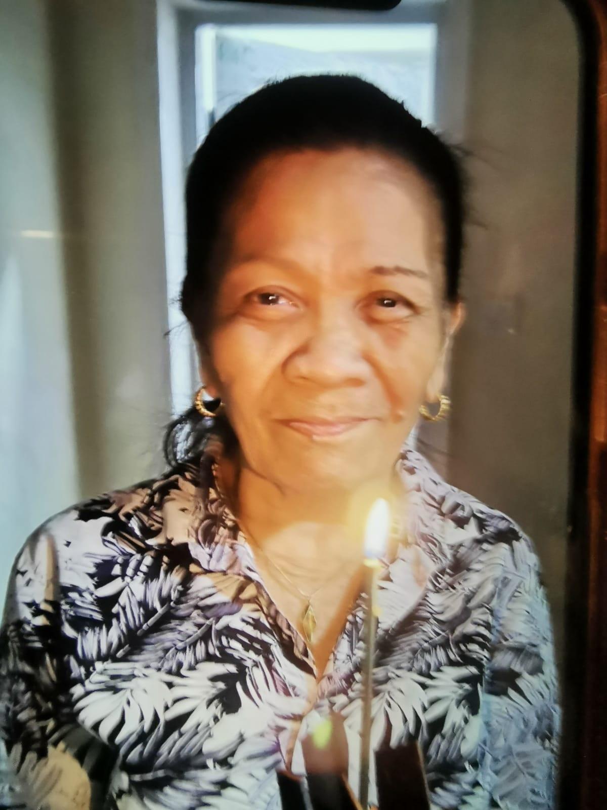Wong Leticia M, a foreign woman aged 76, is about 1.5 metres tall, 45 kilograms in weight and of thin build. She has a long face with yellow complexion and long black hair. She was last seen wearing an orange-red short-sleeved shirt, a dark-coloured skirt, black shoes and carrying a white handbag. 