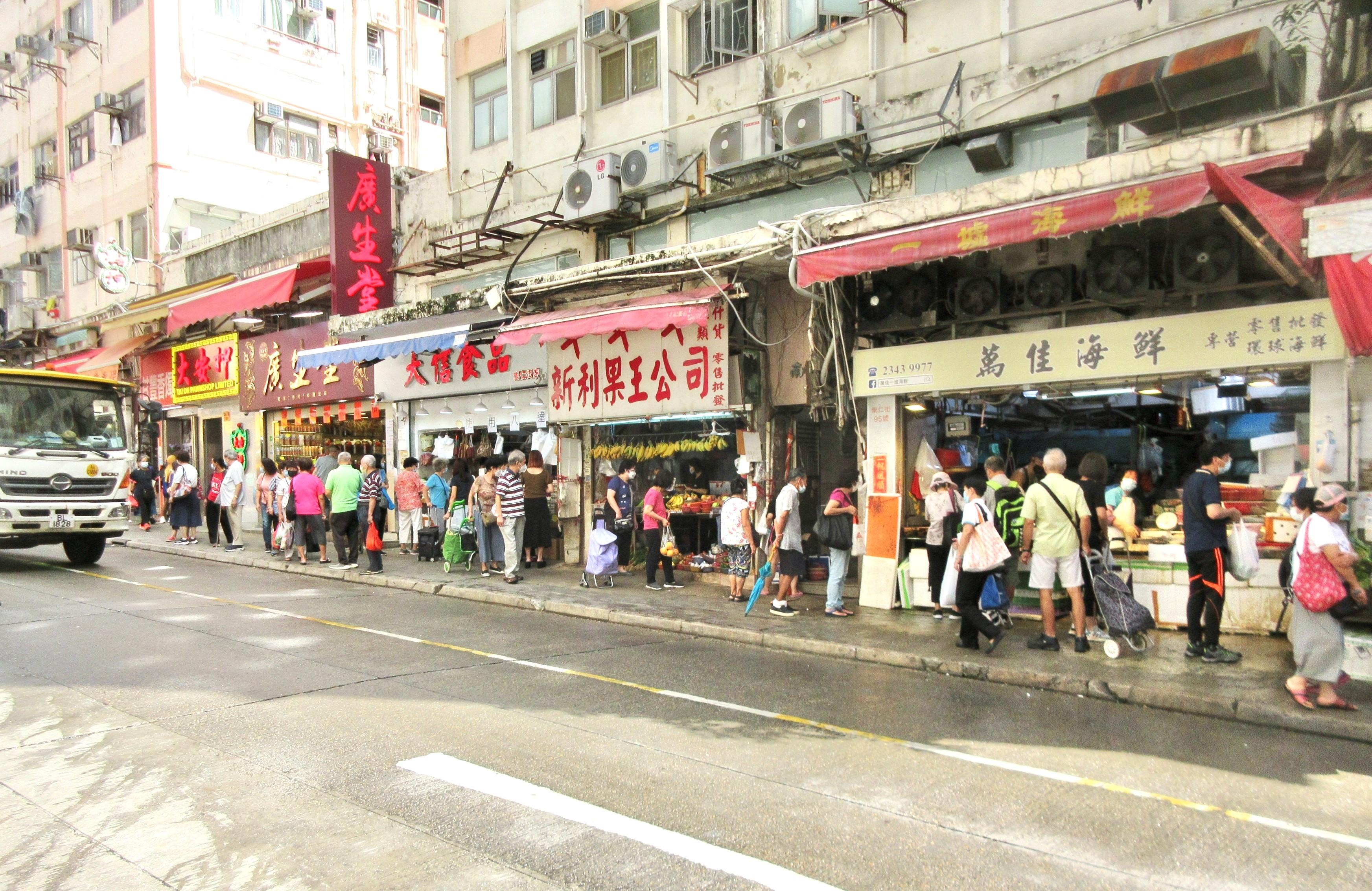 食物環境衞生署與香港警務處自十月三日起先後於各區展開連串嚴厲執法行動打擊非法店鋪阻街活動。圖示觀塘一條街道於昨日（十月七日）聯合行動後的情況。