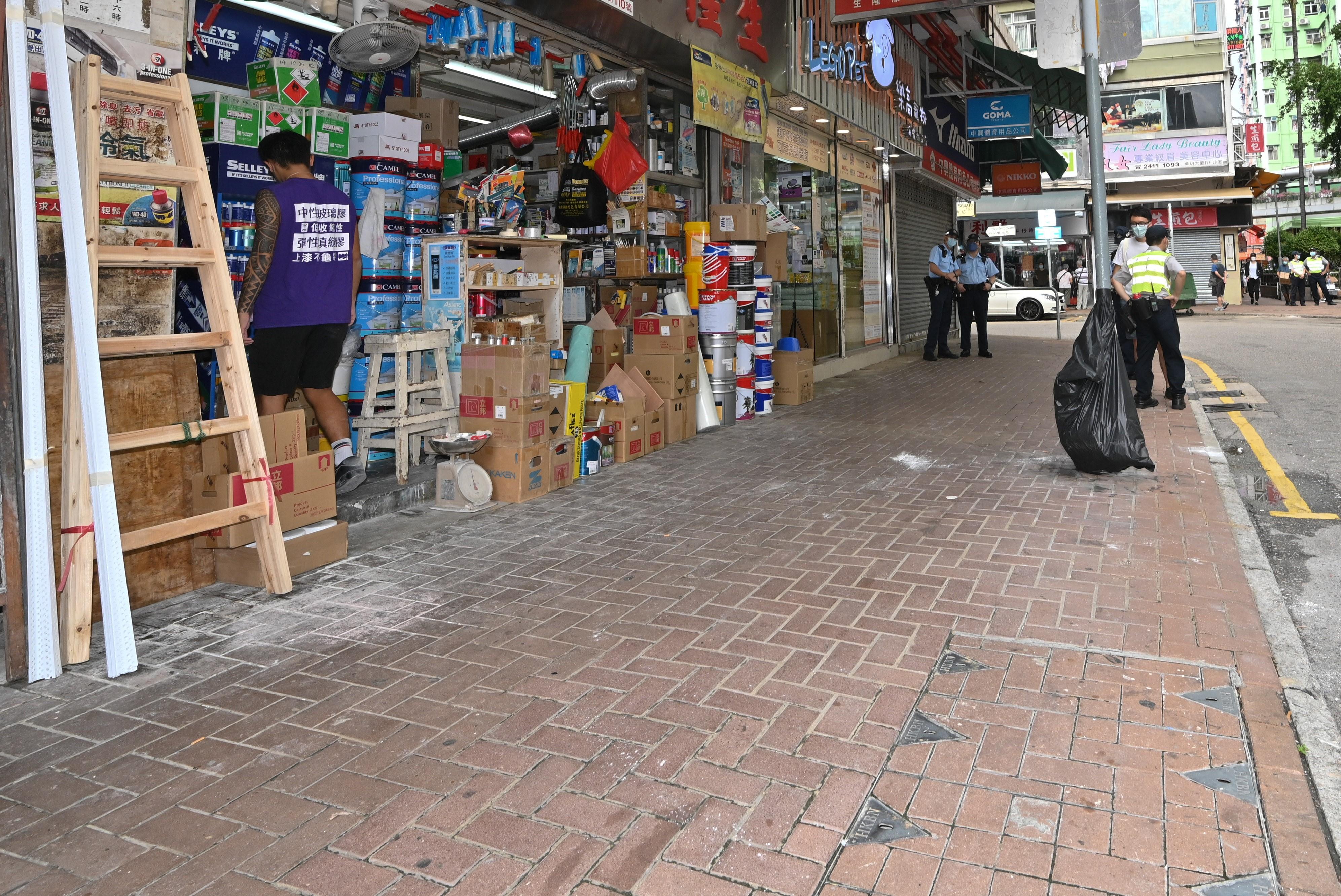 食物環境衞生署與香港警務處自十月三日起先後於各區展開連串嚴厲執法行動打擊非法店鋪阻街活動。圖示荃灣一條街道於昨日（十月七日）聯合行動後的情況。
