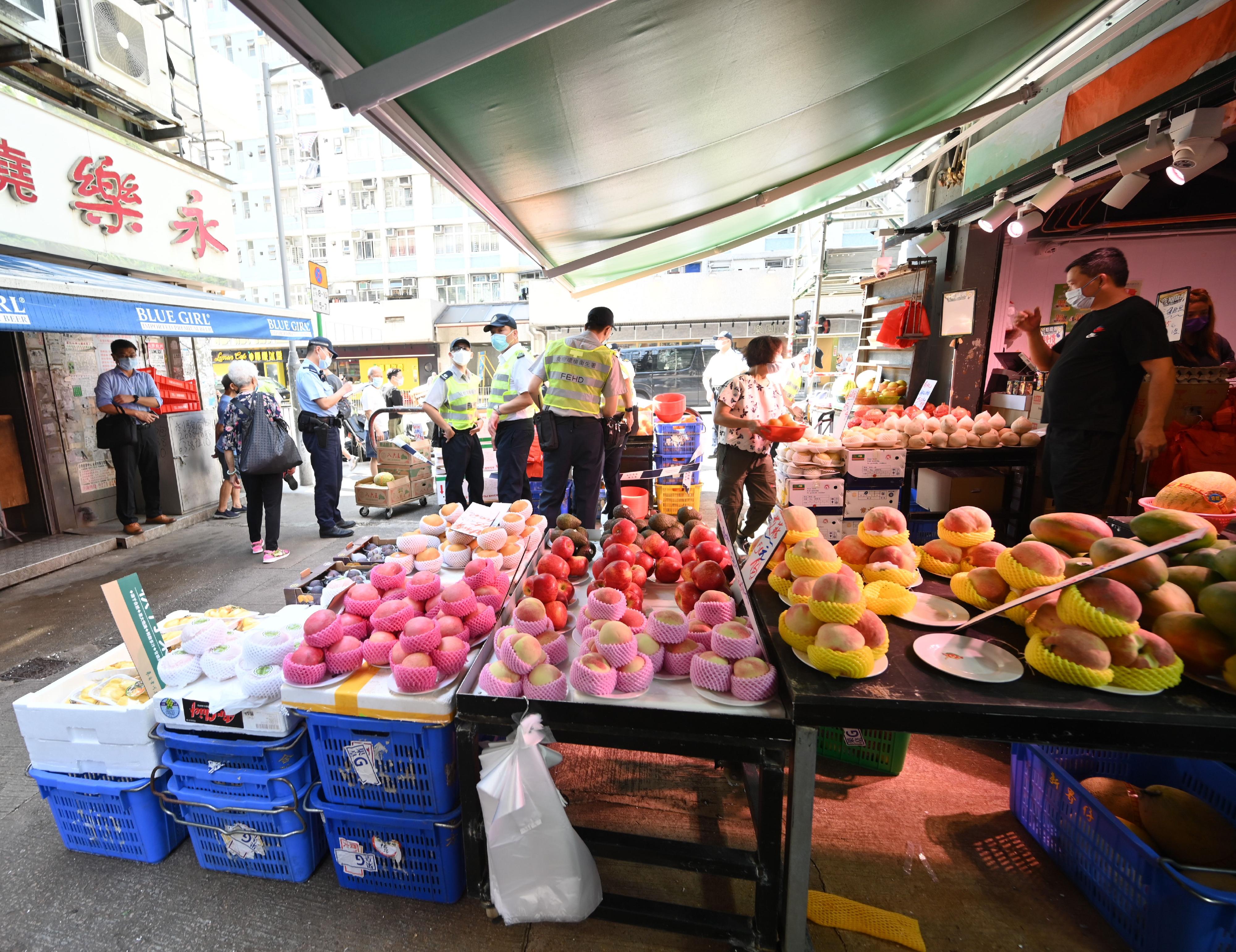 The Food and Environmental Hygiene Department and the Hong Kong Police Force have started a series of stringent enforcement actions against illegal shop front extension activities in various districts since October 3. Photo shows the condition of a street in Kwai Tsing District before a joint operation today (October 9). 