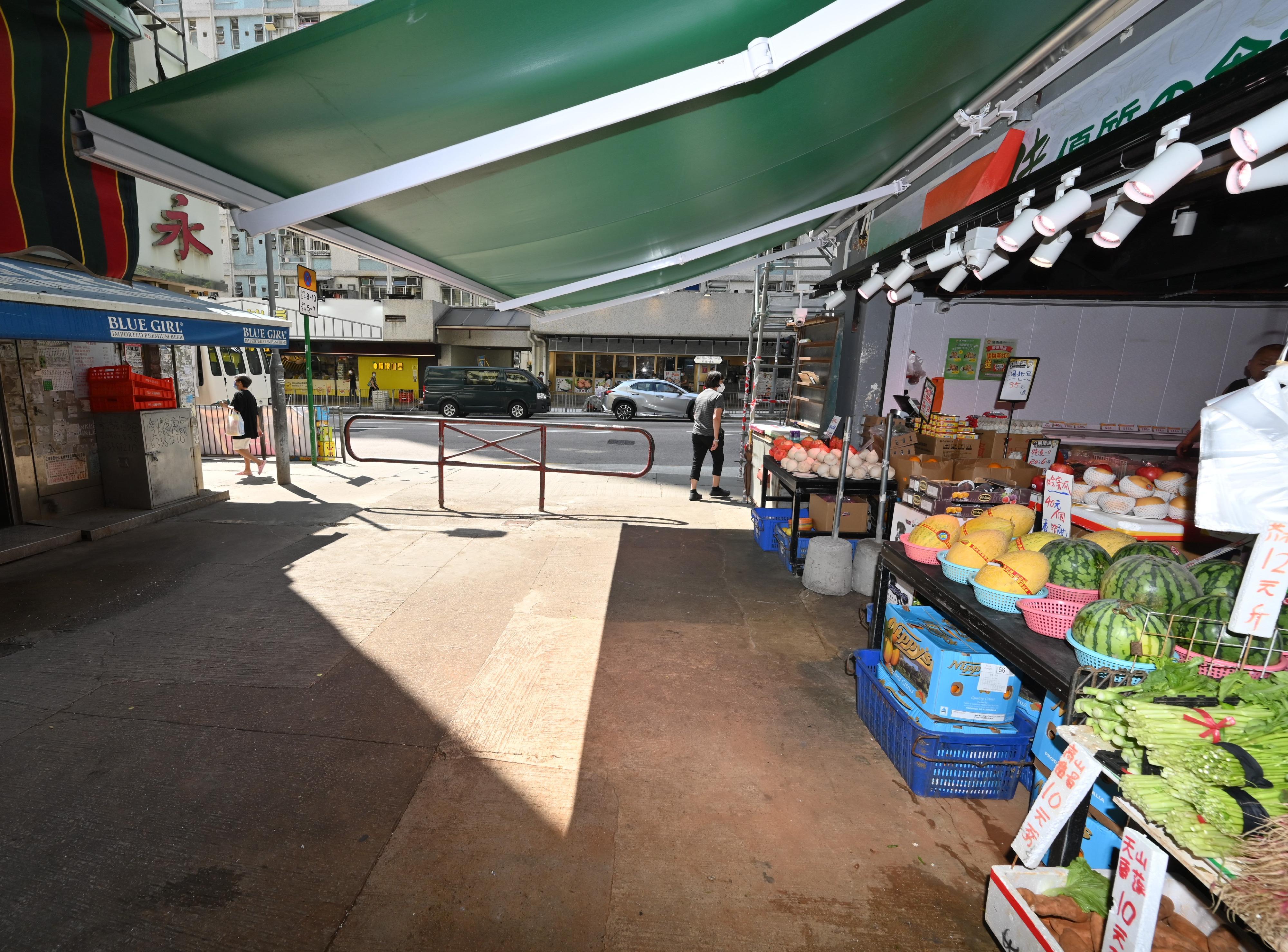 The Food and Environmental Hygiene Department and the Hong Kong Police Force have started a series of stringent enforcement actions against illegal shop front extension activities in various districts since October 3. Photo shows the condition of a street in Kwai Tsing District after a joint operation today (October 9). 