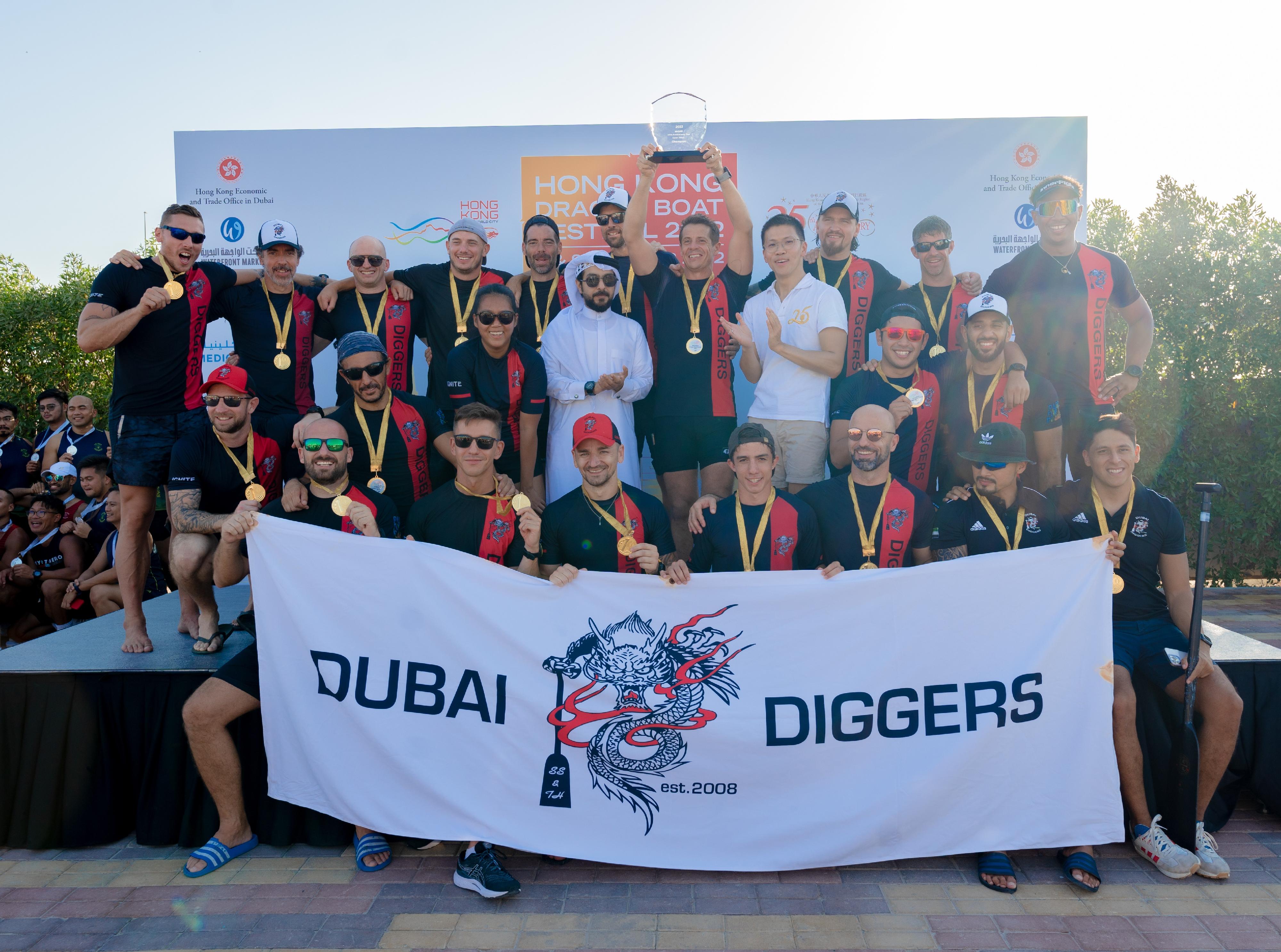 The first-ever Hong Kong Dragon Boat Festival in Dubai was held on October 8 and 9 (Dubai time) to celebrate the 25th anniversary of the establishment of the Hong Kong Special Administrative Region (HKSAR). Photo shows Deputy Director of the Hong Kong Economic and Trade Office in Dubai Mr Alvin Wong (second row, third right) presenting the HKSAR 25th Anniversary Cup to the champion of the open category.
