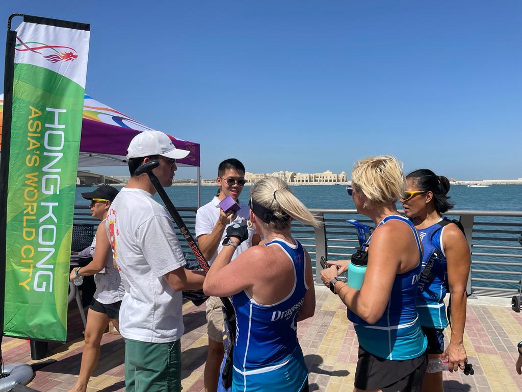 The first-ever Hong Kong Dragon Boat Festival in Dubai was held on October 8 and 9 (Dubai time) to celebrate the 25th anniversary of the establishment of the Hong Kong Special Administrative Region. The Hong Kong Economic and Trade Office in Dubai set up a booth at the venue to promote Hong Kong and distribute souvenirs to visitors. 