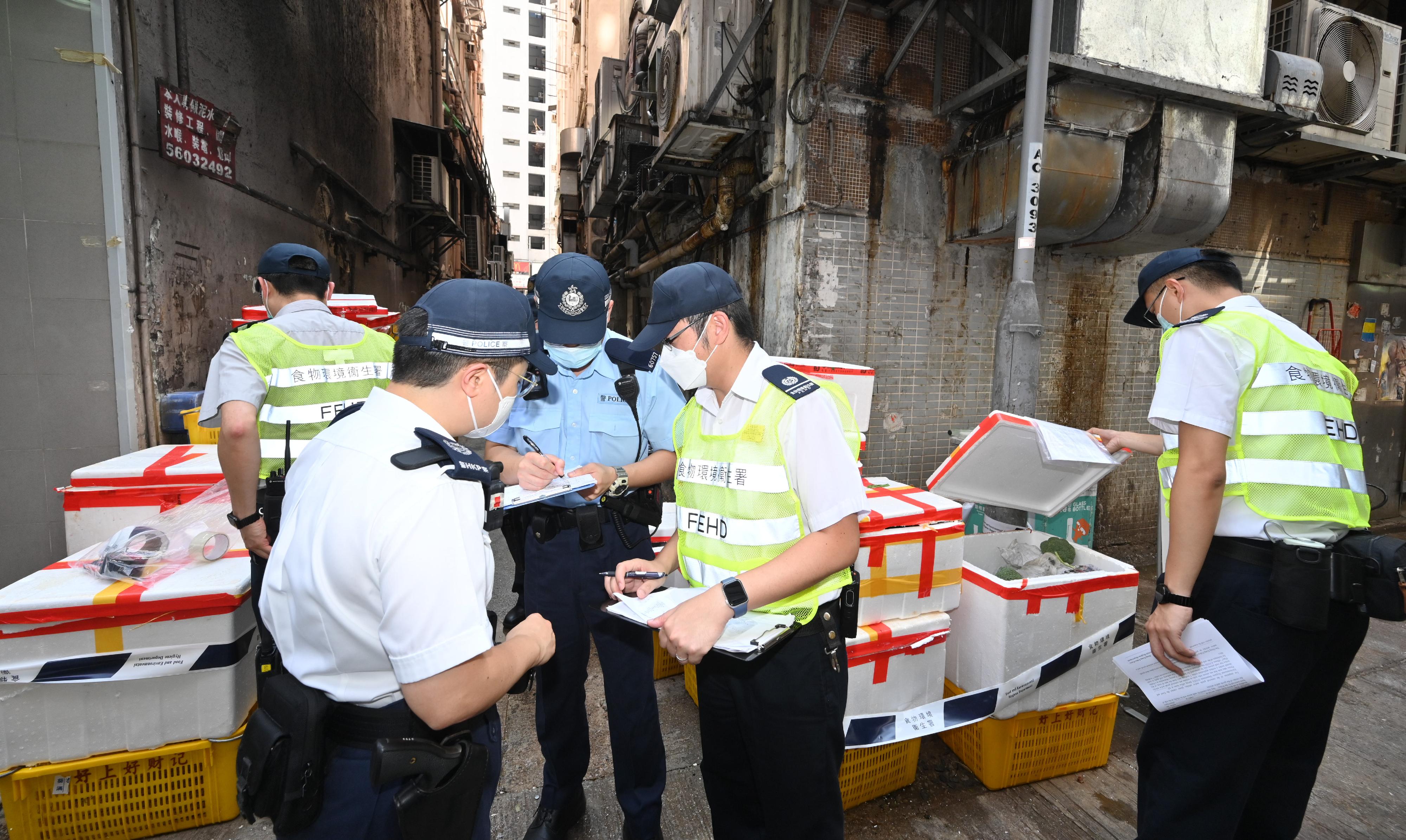 The Food and Environmental Hygiene Department (FEHD) and the Hong Kong Police Force have conducted a series of stringent enforcement actions against illegal shop front extension activities in various districts since October 3. Photo shows officers of the FEHD and the Police conducting a joint operation in Kwai Tsing District yesterday (October 9).