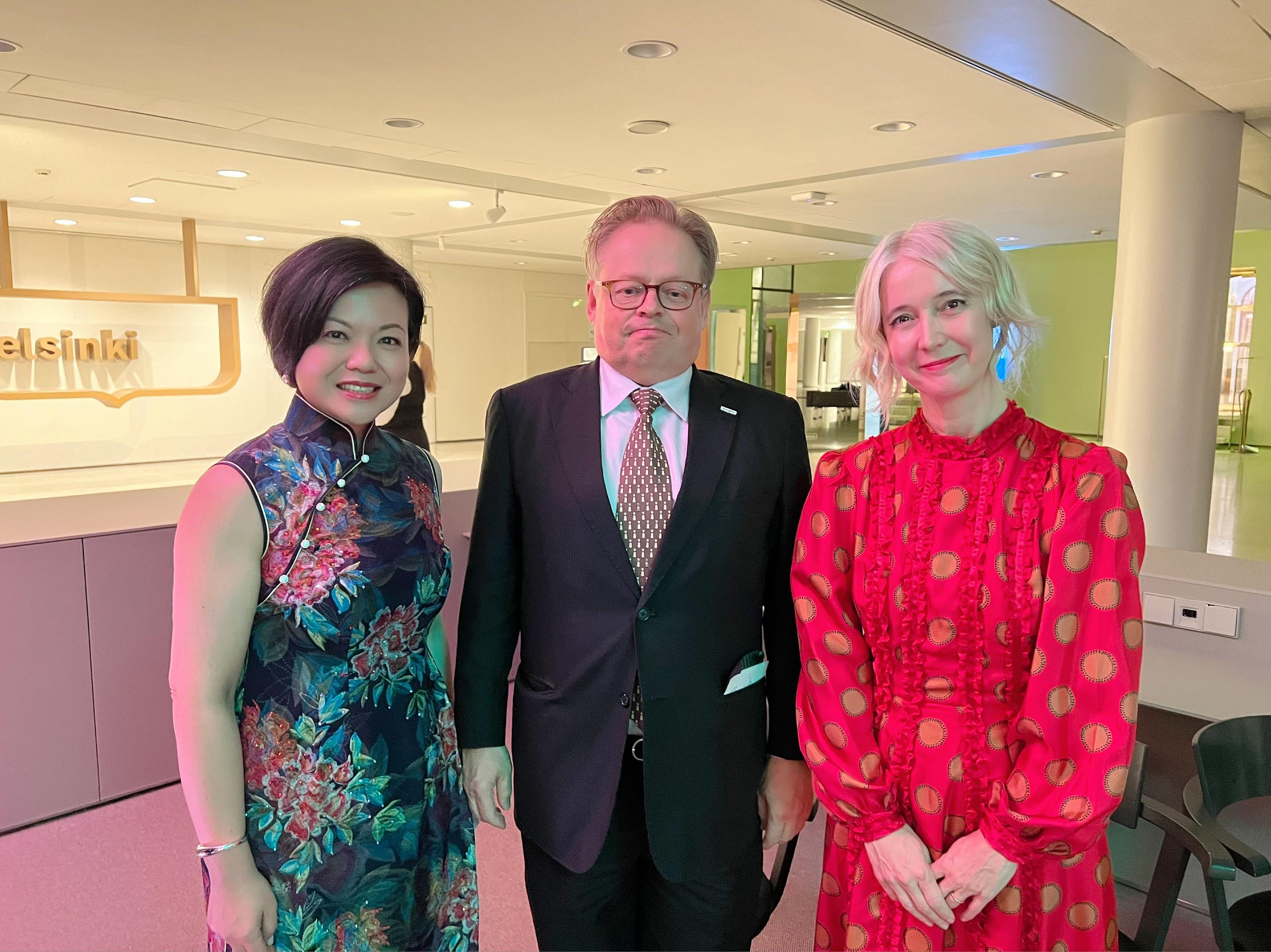 The Deputy Secretary for Culture, Sports and Tourism, Mrs Vicki Kwok, led the Hong Kong Special Administrative Region delegation to attend the World Cities Culture Forum Summit 2022 from October 5 to 7 (Helsinki time). Photo shows Mrs Kwok (left) with the Mayor of Helsinki, Mr Juhana Vartiainen (centre), and the Founder and Chair of the World Cities Culture Forum, Ms Justine Simons (right).