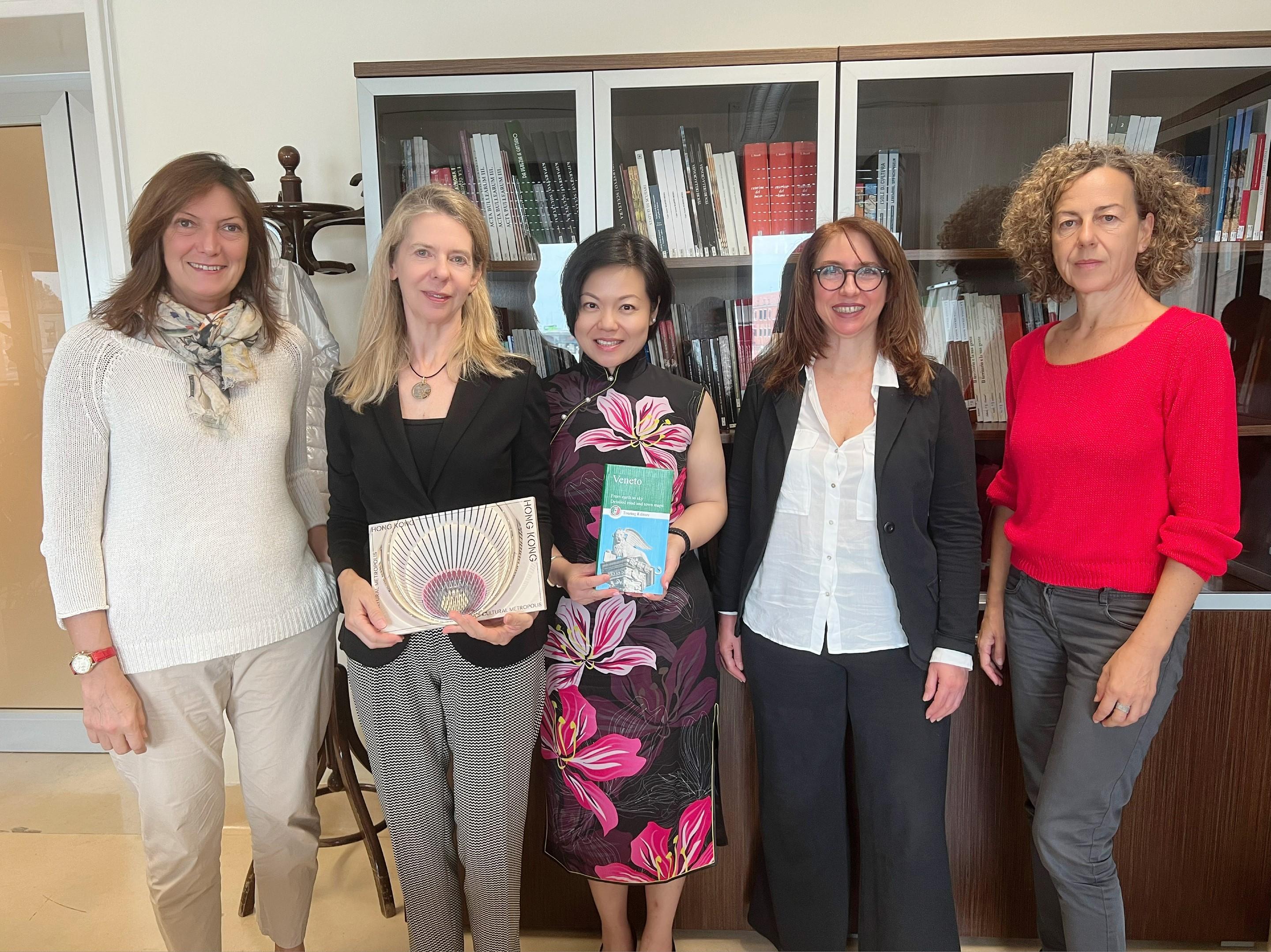 The Deputy Secretary for Culture, Sports and Tourism, Mrs Vicki Kwok, led the Hong Kong Special Administrative Region delegation to visit the 59th International Art Exhibition in Venice, Italy, and met with representatives from the Veneto Region Government from October 8 to 10 (Venice time). Photo shows Mrs Kwok (centre); the Director of International Relations, Veneto Region Government, Ms Annalisa Bisson (second left); the Director of the Unit of Cultural Heritage and Services, Department of Cultural Heritage, Cultural Activities and Sport, Ms Valentina Galan (first left); and other local government representatives.