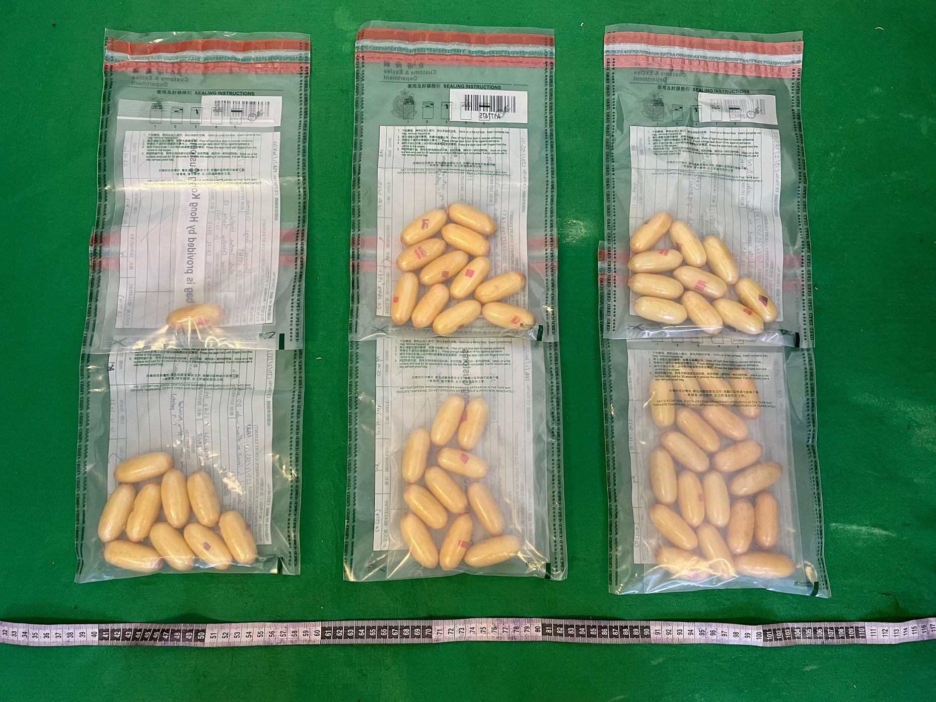香港海關昨日（十月十日）偵破一宗體內藏毒案件，檢獲約一點二公斤懷疑可卡因，估計市值約一百二十萬元。圖示檢獲的懷疑可卡因。