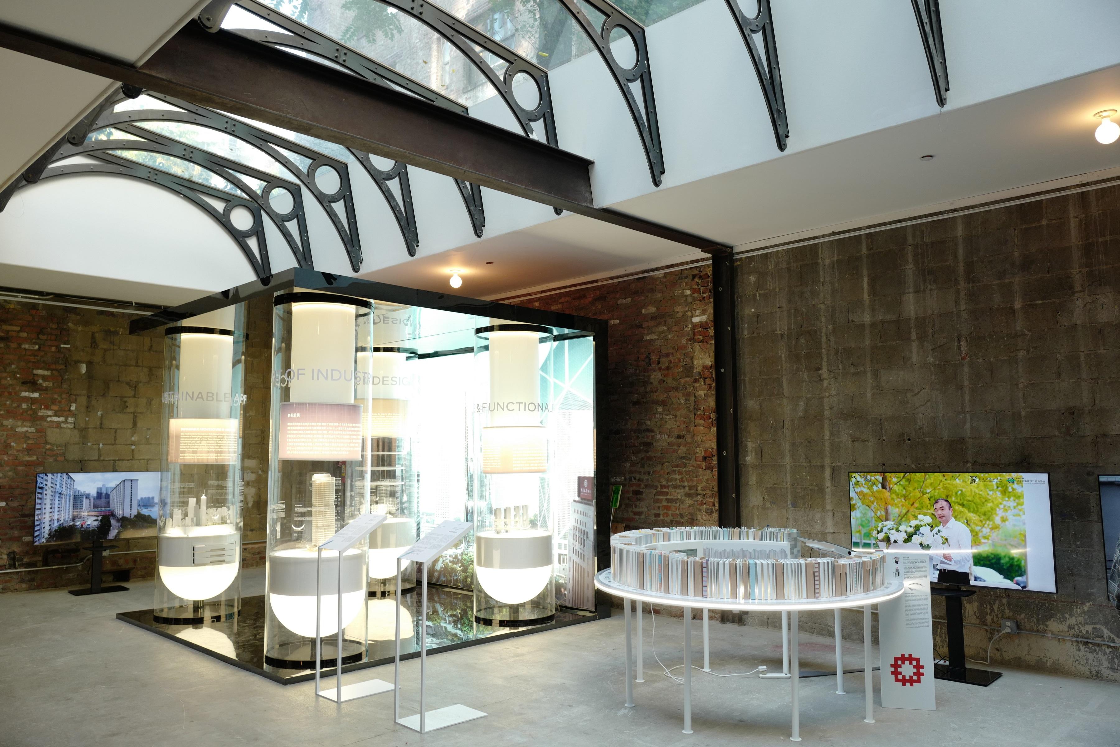 在香港駐紐約經濟貿易辦事處支持下，香港建築師學會的城市規劃建築設計成就展覽《越界──回憶‧實現‧變進》十月十一日（紐約時間）於紐約Ideal Glass Studios揭幕。紐約展覽是為期六個月的巡迴展覽的第三站，匯集了超過25家本地和國際團隊的作品。