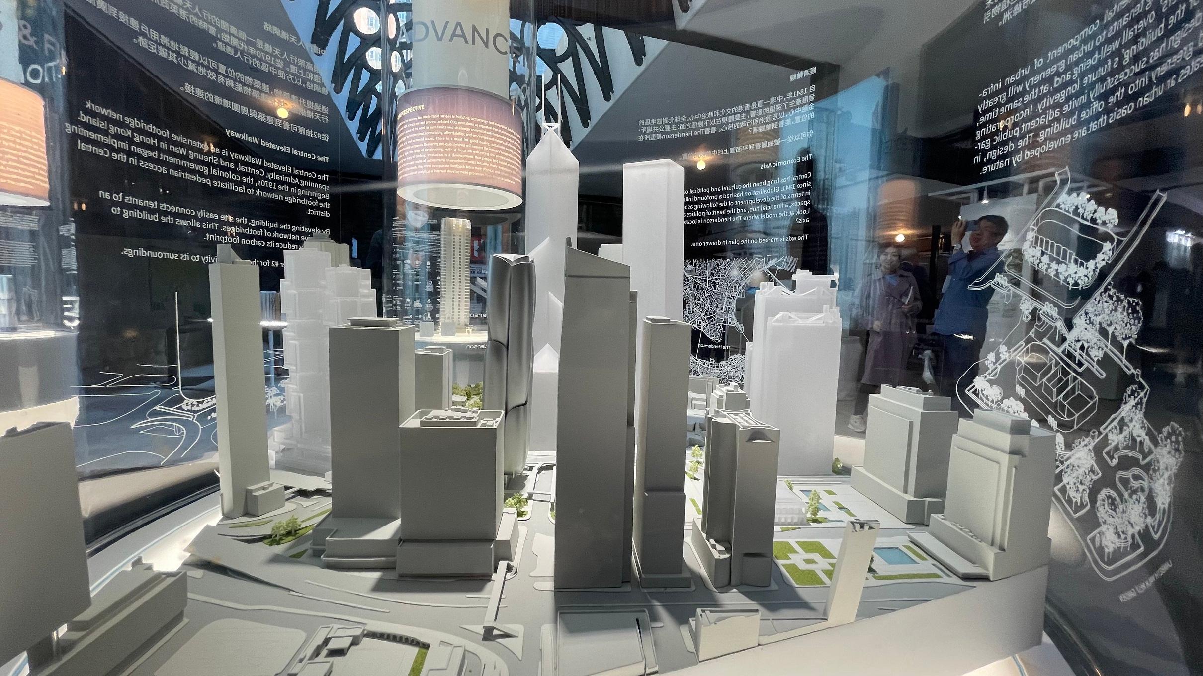 在香港駐紐約經濟貿易辦事處支持下，香港建築師學會的城市規劃建築設計成就展覽《越界──回憶‧實現‧變進》十月十一日（紐約時間）於紐約Ideal Glass Studios揭幕。紐約展覽是為期六個月的巡迴展覽的第三站，匯集了超過25家本地和國際團隊的作品。