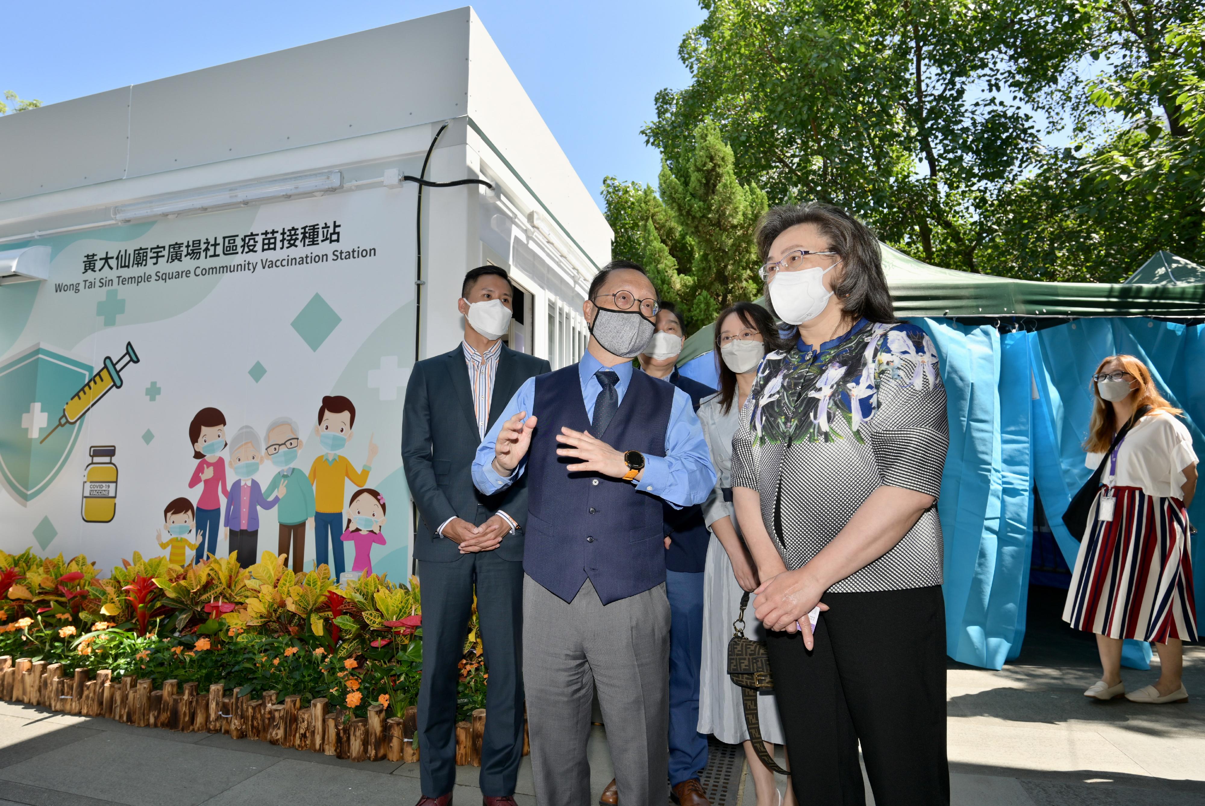 The Secretary for the Civil Service, Mrs Ingrid Yeung, visited the Wong Tai Sin Temple Square Community Vaccination Station (CVS) this morning (October 12) to view its first-day operation. Photo shows Mrs Yeung (first right) being briefed by the person-in-charge of the medical partner of the CVS, Dr Ares Leung (second left), on the CVS's operation. Looking on is the District Officer (Wong Tai Sin), Mr Steve Wong (first left).