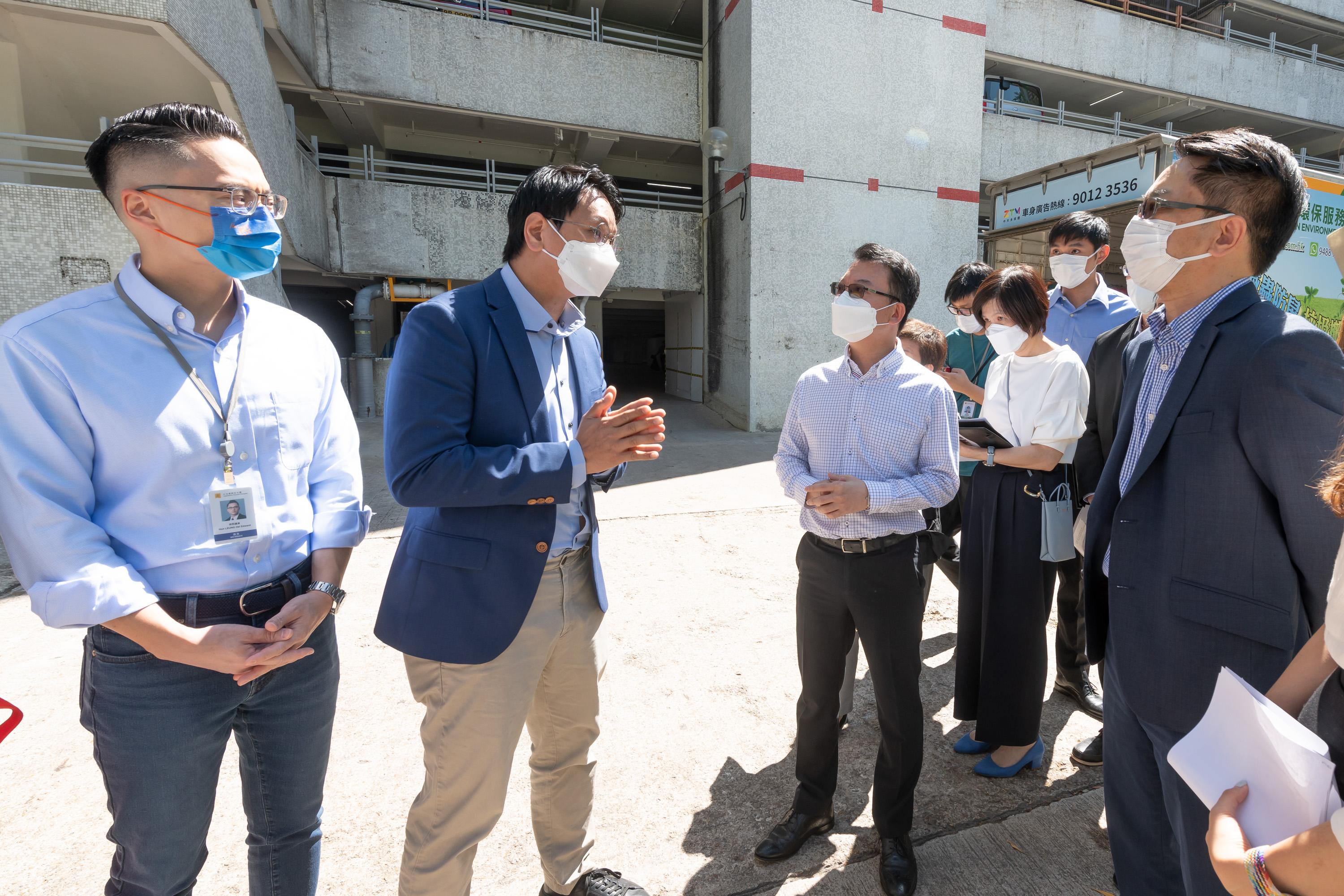 Members of the Legislative Council (LegCo) conducted a site visit at the staircases on the slope of Lok Wah North Estate in Kwun Tong today (October 12) to follow up on a complaint case relating to retrofitting barrier-free access facilities. Photo shows LegCo Members exchanging views with government representatives on retrofitting more comprehensive barrier-free access facilities.