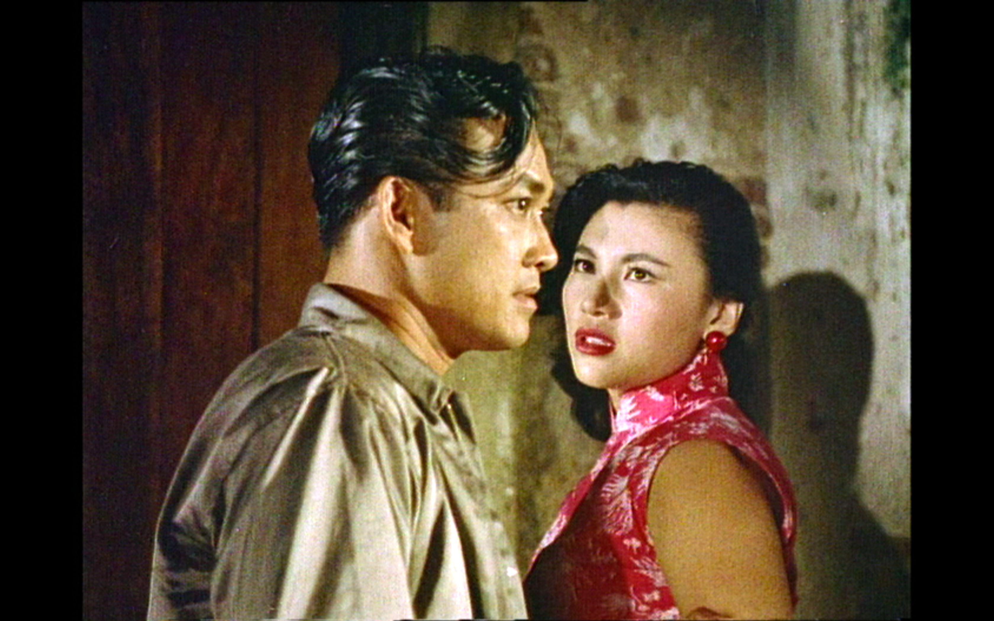 康樂及文化事務署香港電影資料館（資料館）的「光影愛漫遊」系列將與泰國駐香港總領事館合作，以「跨界的香港電影——泰國篇」為題，於十一月六日在資料館電影院放映《地下火花》（1958）和《喋血雙雄》（1989），探討香港與泰國在電影市場上跨越地域的聯繫。圖示《地下火花》劇照。