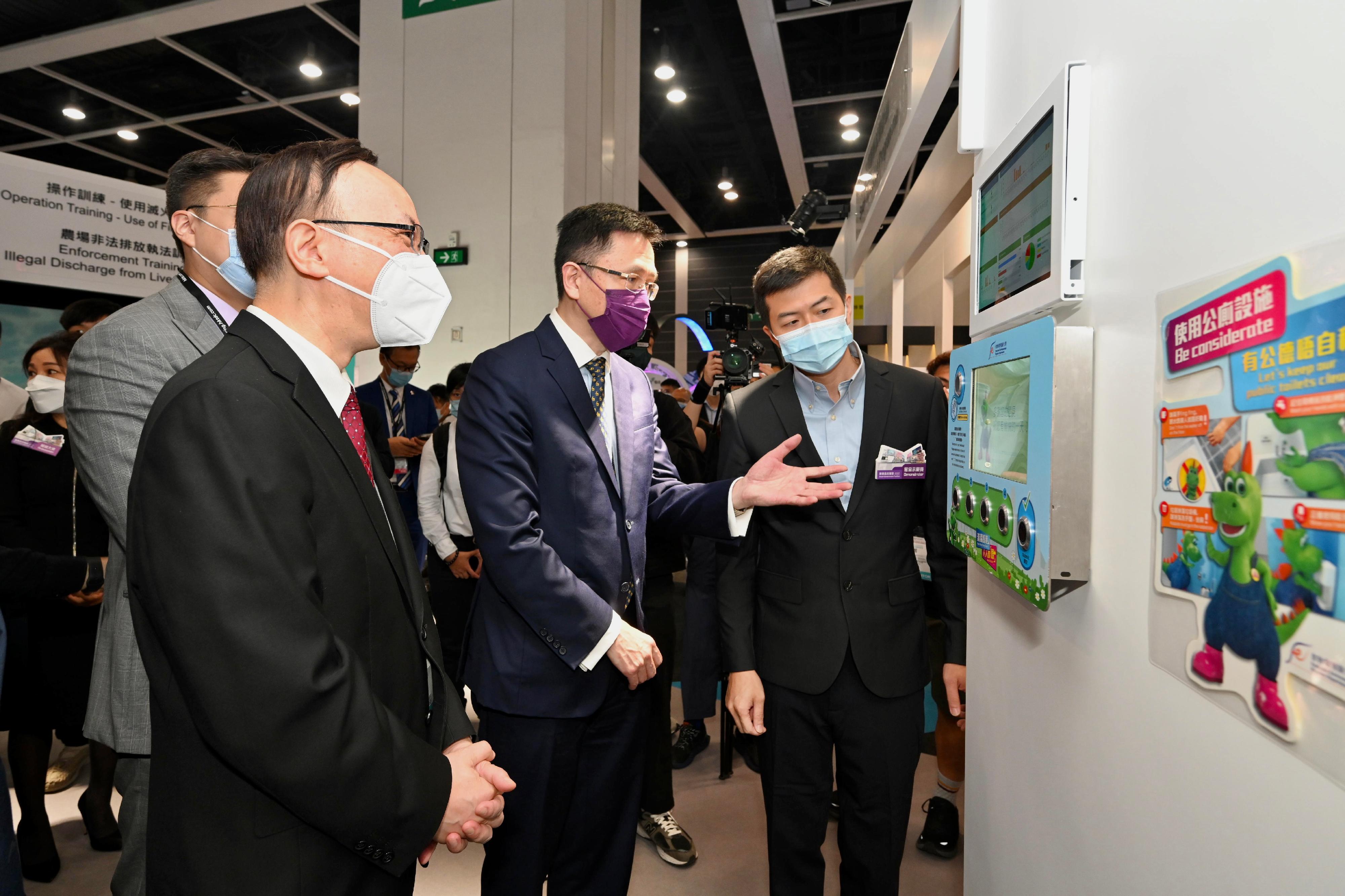 The Secretary for Innovation, Technology and Industry, Professor Sun Dong (second right), visits the Smart Government Pavilion at the International ICT Expo today (October 13) and is briefed on the Smart Toilet Pilot Programme.