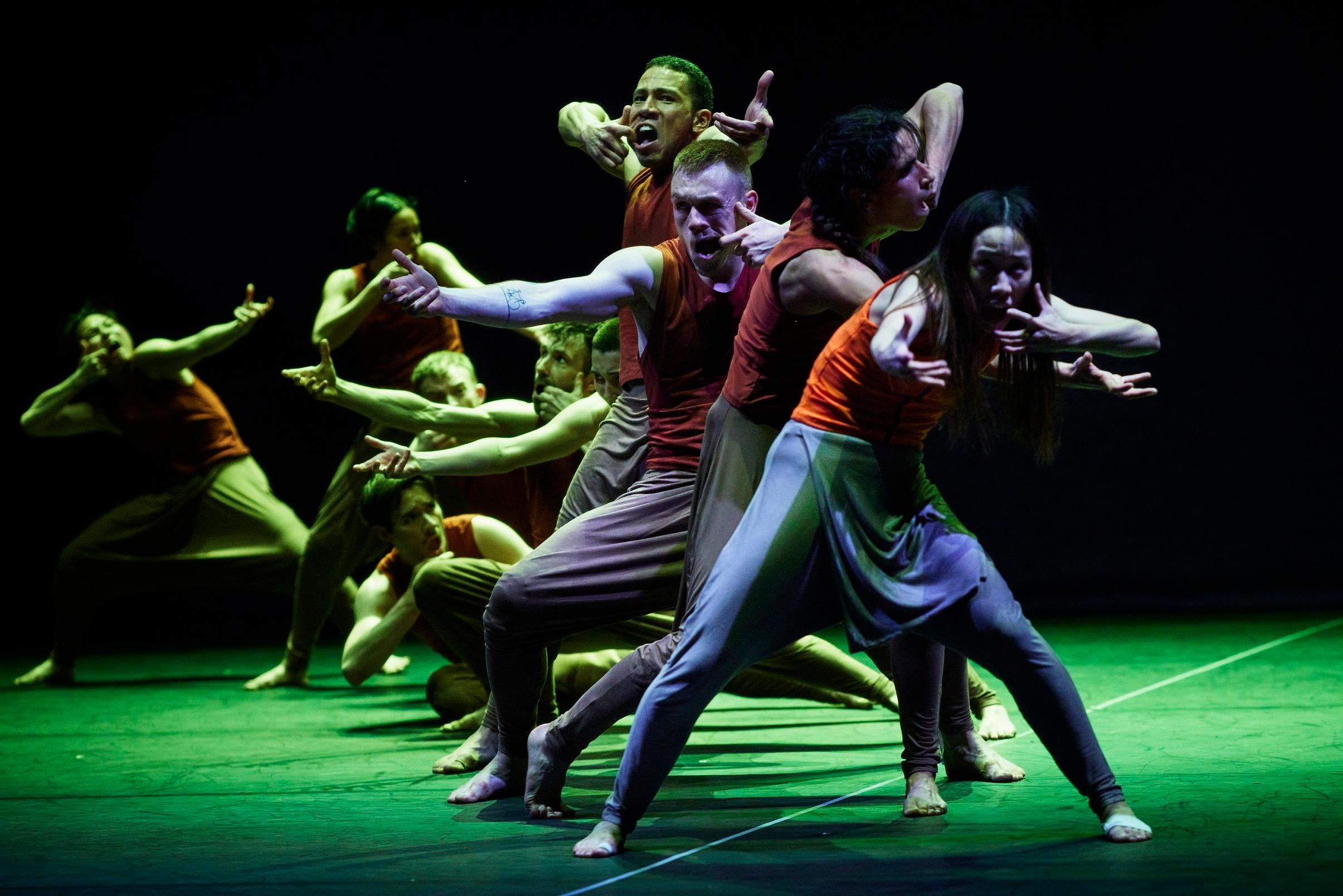 The top-notch dance programme "Jungle Book reimagined", one of the programmes of the New Vision Arts Festival, will be staged on November 11 and 12 at the Hong Kong Cultural Centre Grand Theatre. "Jungle Book reimagined" unleashes animal instincts internalised by the dancers amidst thunderous original music, and envelopes the senses with animated projections, portraying a world where humans betray nature. (Photo: Ambra Vernuccio)
