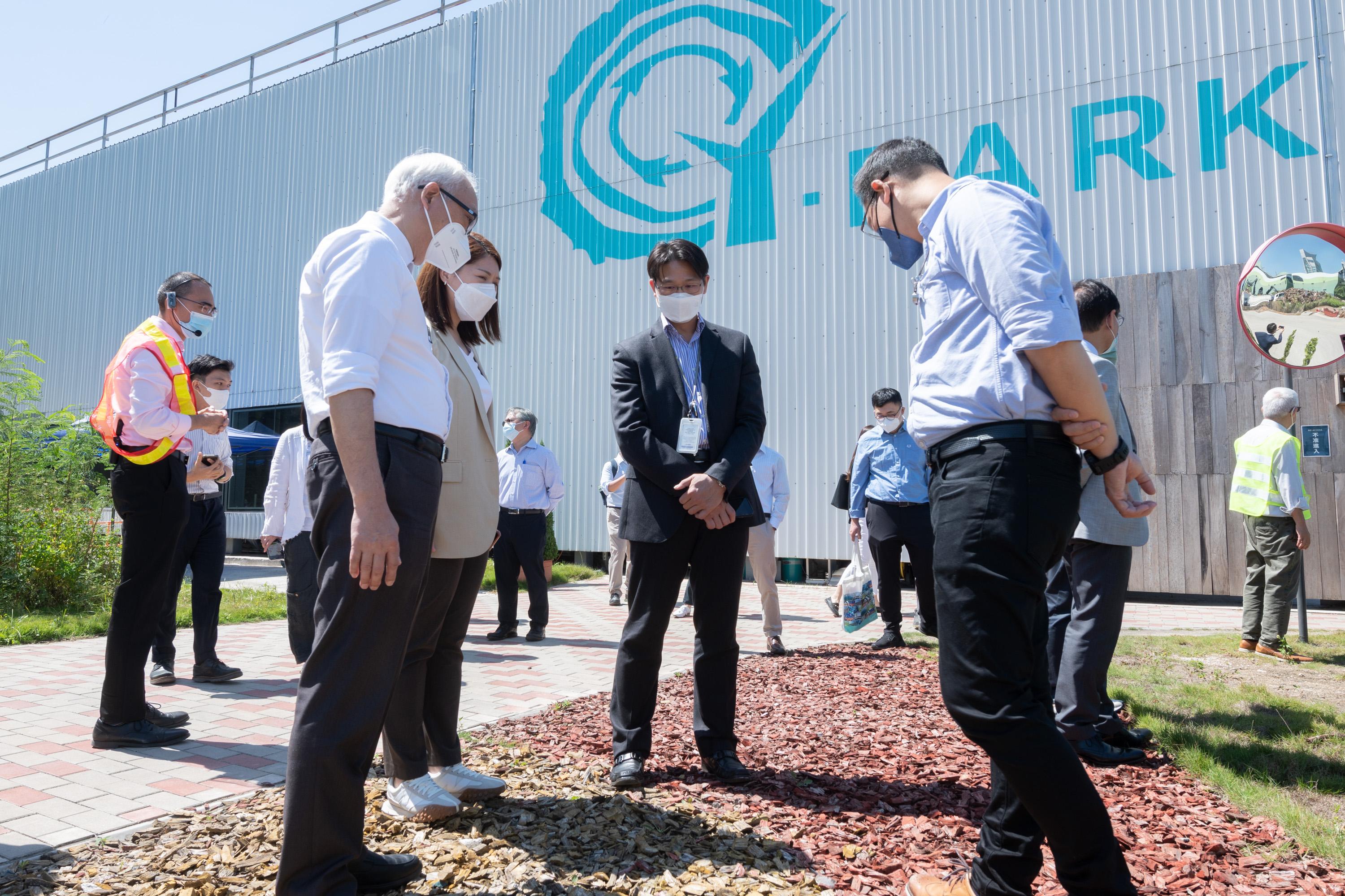 The Legislative Council Subcommittee to Study Policy Issues Relating to Municipal Solid Waste Charging, Recovery and Recycling today (October 13) visited Y·PARK in Tsang Tsui, Tuen Mun, to gain a better understanding on the details of converting yard waste into useful materials.