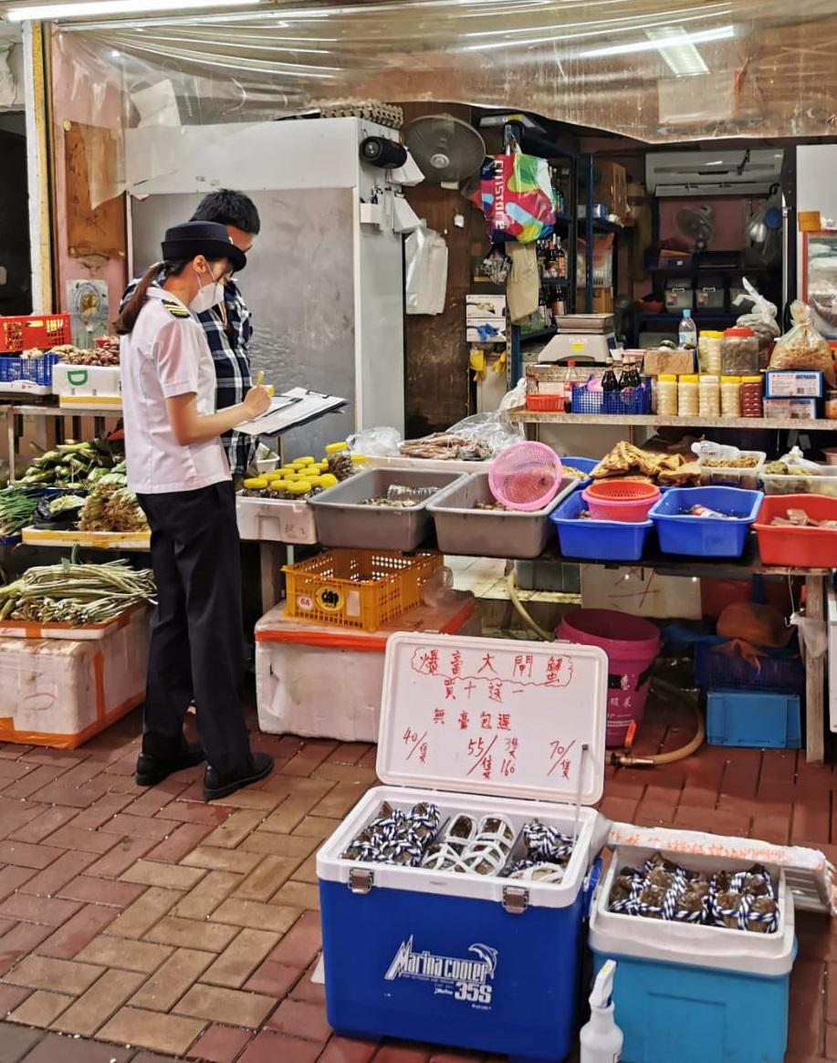 To safeguard food safety, the Food and Environmental Hygiene Department launched a blitz operation today (October 13) in Tsuen Wan to inspect grocery shops in the Yi Pei Square vicinity to combat the illegal sale of hairy crabs, with a view to ensuring that hairy crabs on sale in the market comply with regulations under relevant laws.
