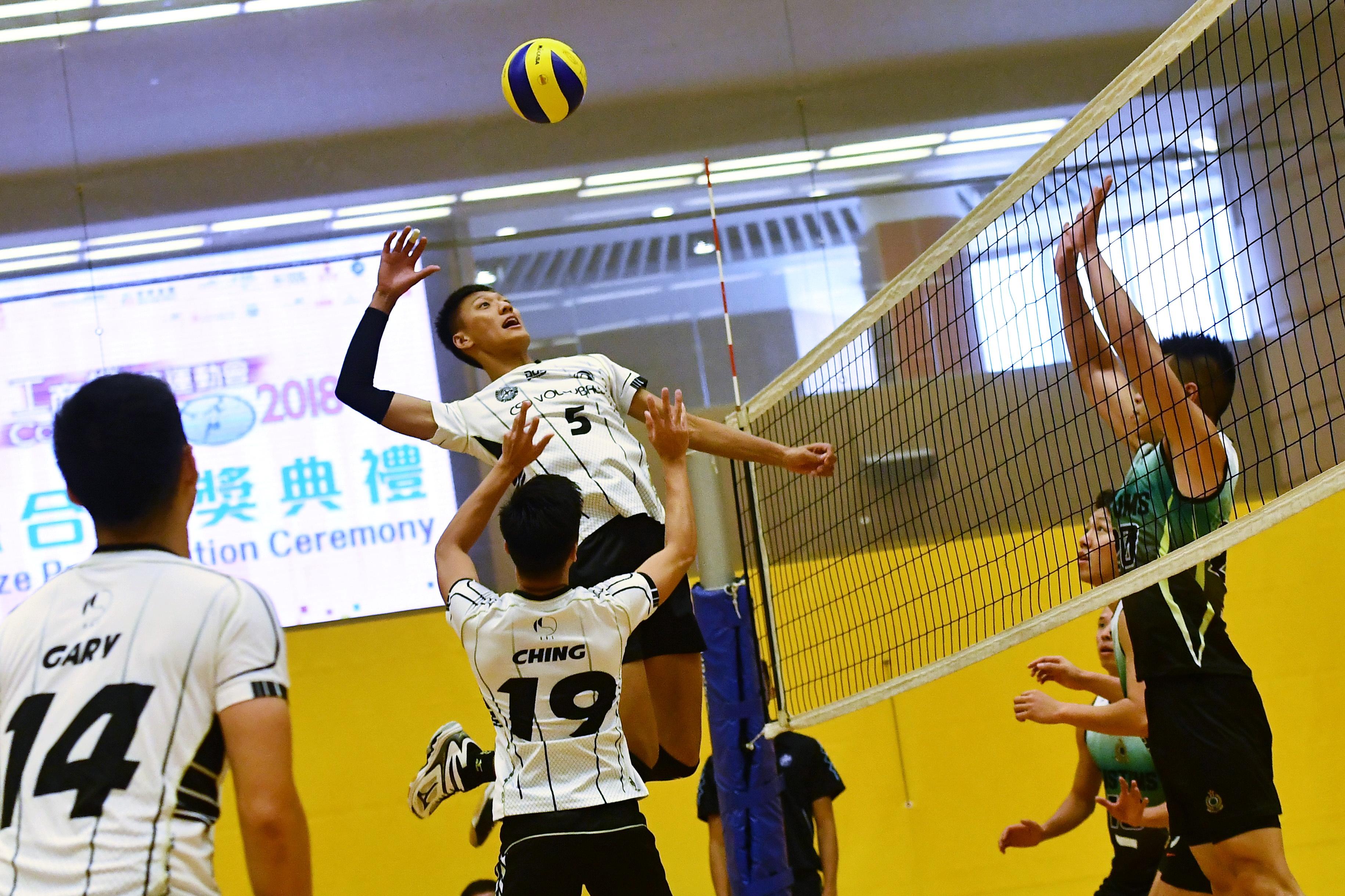 The Corporate Games 2023, organised by the Leisure and Cultural Services Department, will open for enrolment from October 17. Employees of commercial and industrial organisations and the public sector are welcome to take part in the Games. Photo shows athletes participating in a volleyball competition at the Corporate Games 2018.