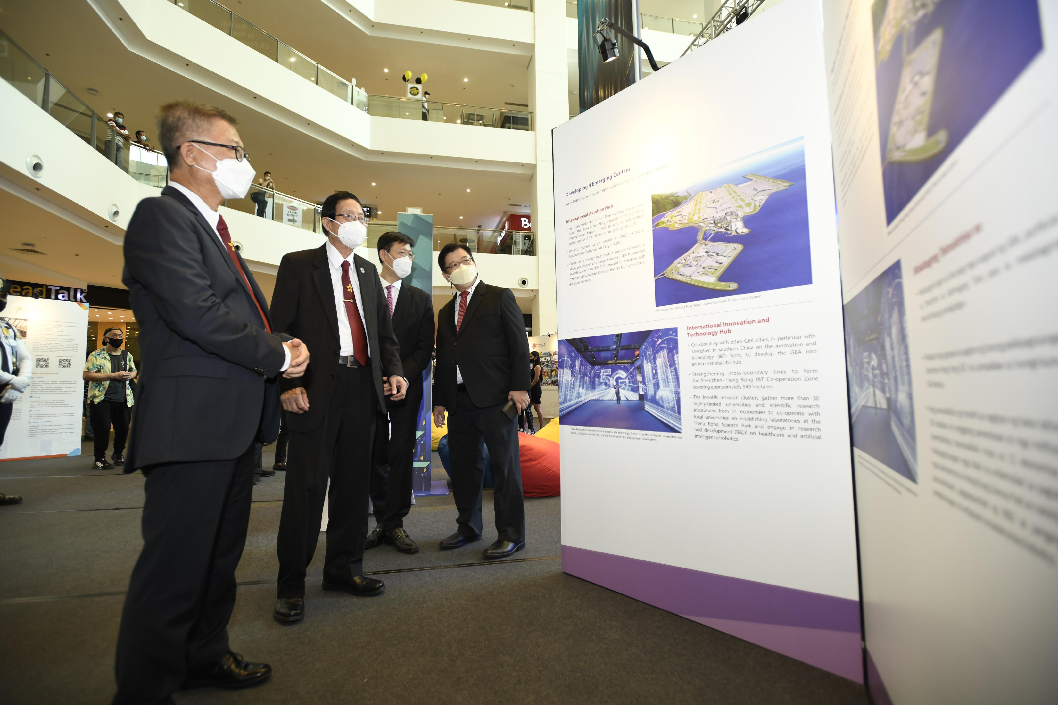 The Hong Kong Economic and Trade Office, Jakarta today (October 14) launched the "Marvels in Hong Kong: 25 Years and Beyond" roving exhibition in Manila, the Philippines, to celebrate the 25th anniversary of the establishment of the Hong Kong Special Administrative Region. Photo shows the guests touring the exhibition after the opening ceremony.