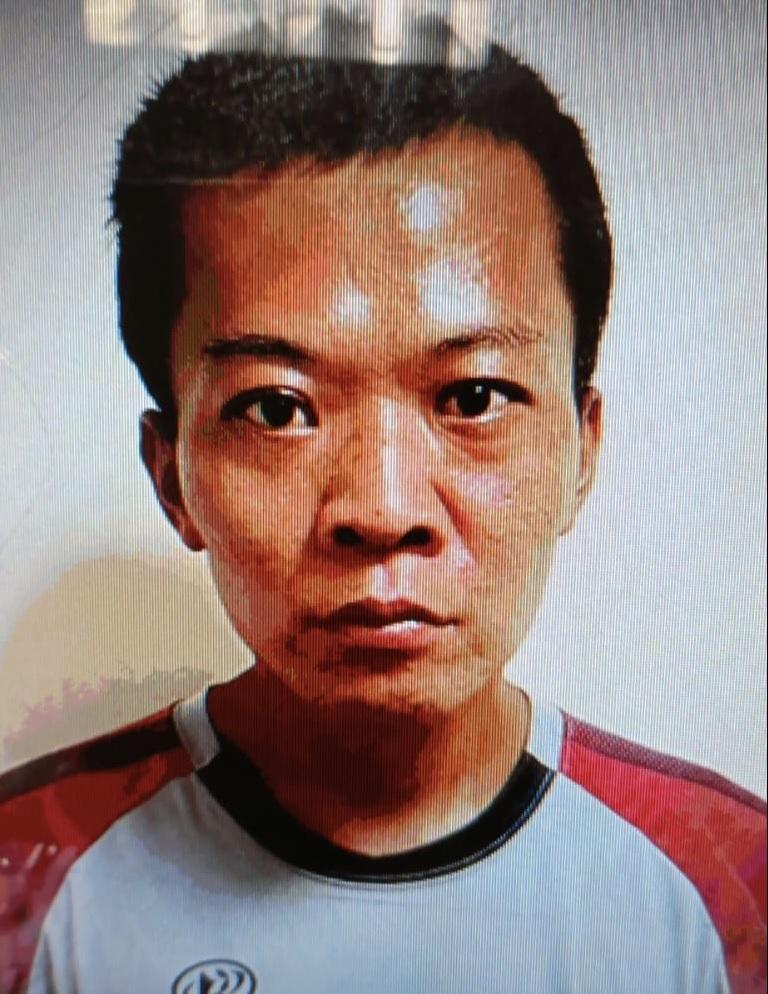 Chan Siu-tong, aged 41, is about 1.7 metres tall, 60 kilograms in weight and of thin build. He has a pointed face with yellow complexion and short black hair. He was last seen wearing a green jacket, dark trousers and black shoes.     