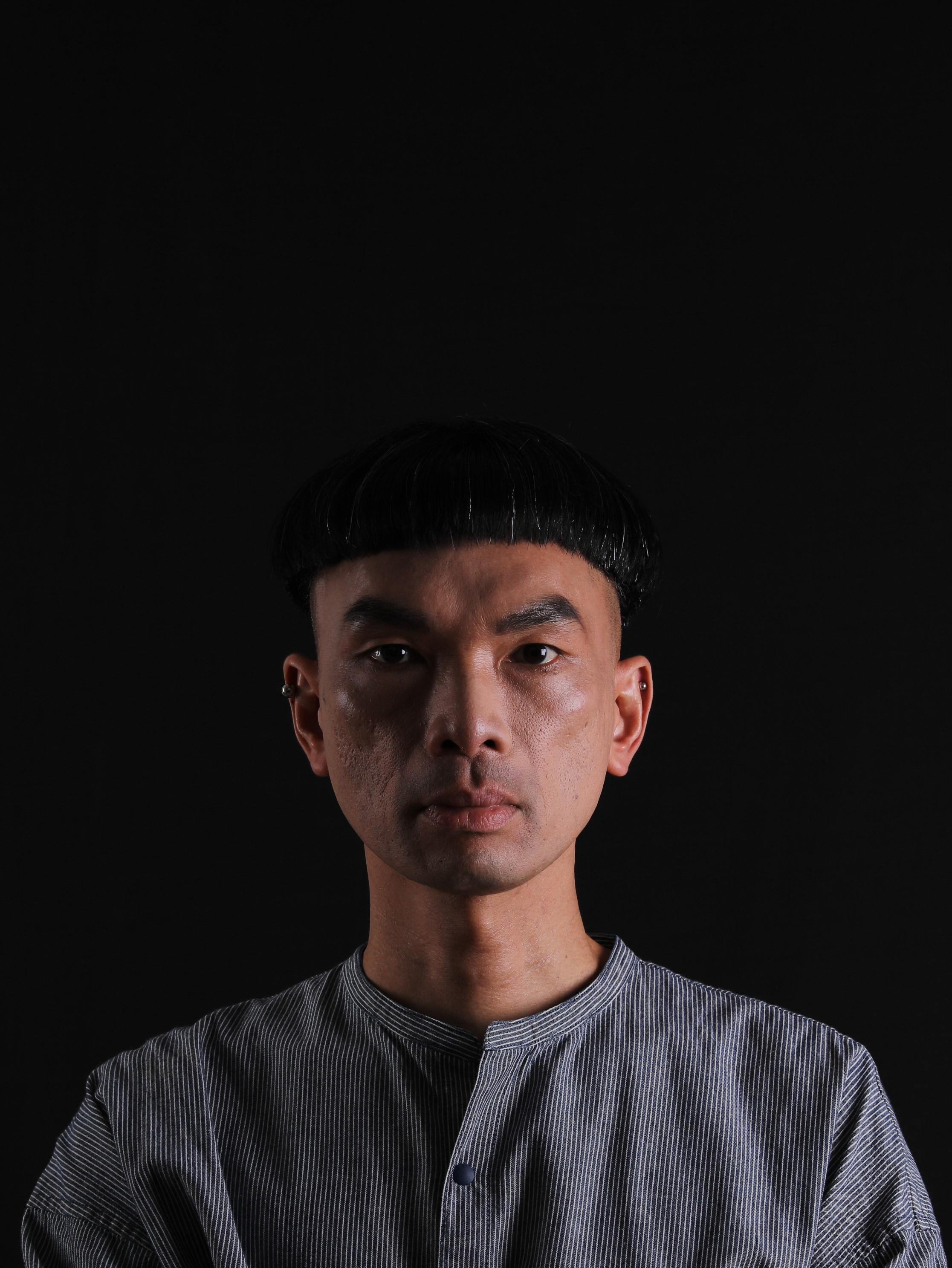 媒體藝術家梁基爵及劇場導演黃俊達攜手創作的跨領域作品《HACK》十一月四日至六日在香港文化中心劇場上演。圖為梁基爵，他擅於運用科技、媒體藝術、空間和聲音進行創作。