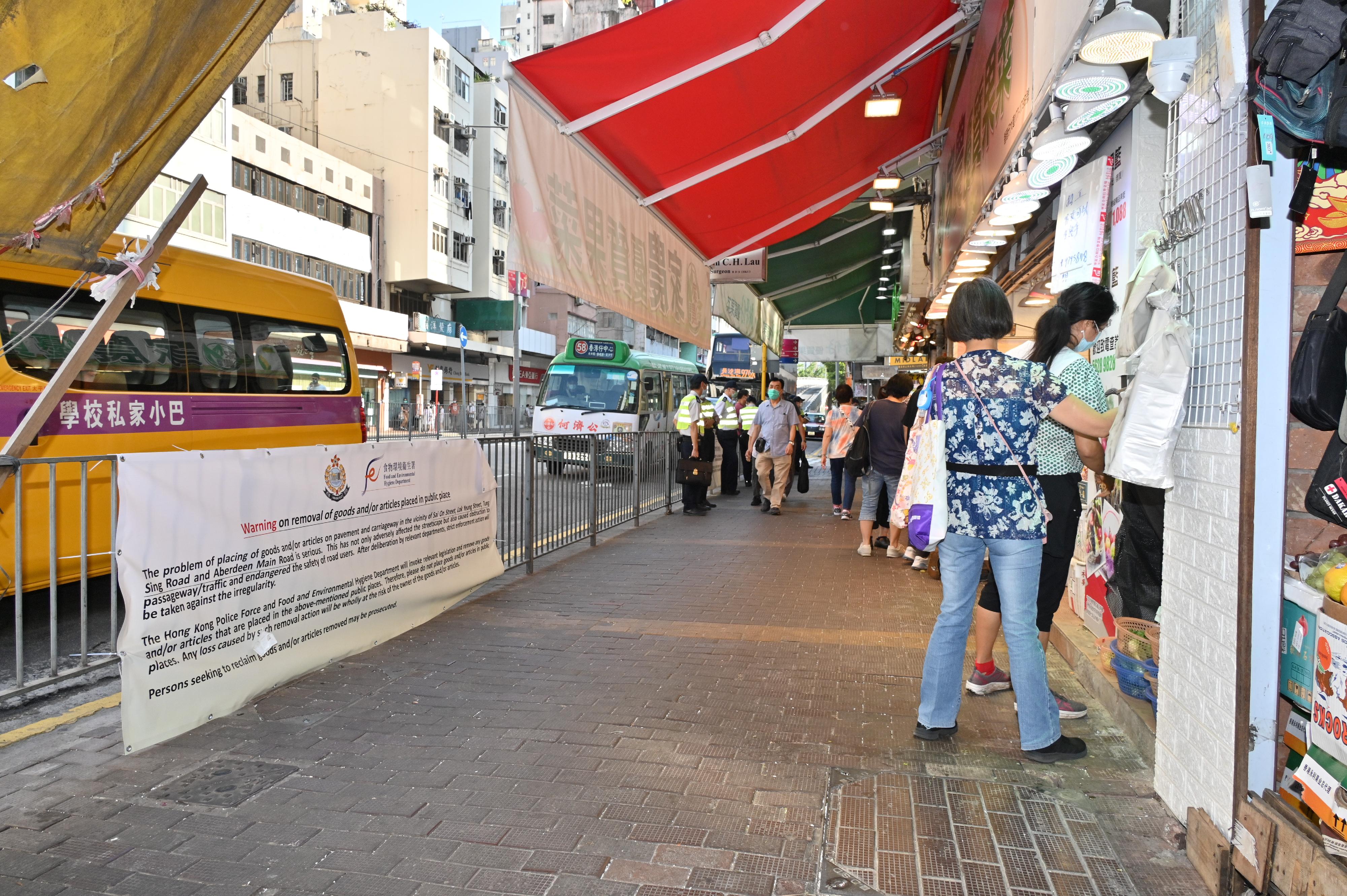 食物環境衞生署（食環署）發言人今日（十月十七日）表示，食環署與香港警務處自十月三日起先後於各區展開連串嚴厲執法行動打擊非法店鋪阻街活動。圖示南區一條街道於聯合行動後的情況。