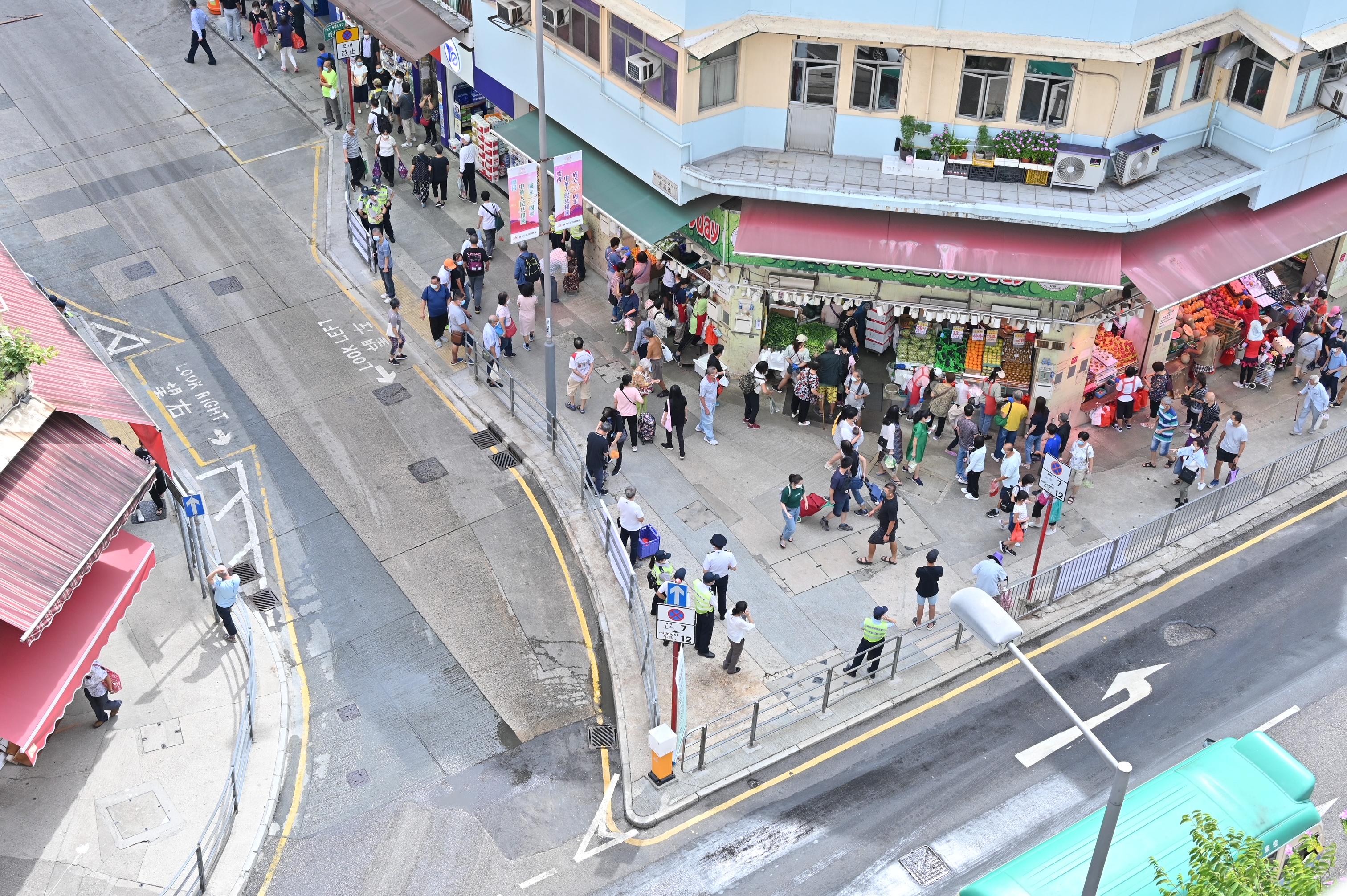 食物環境衞生署（食環署）發言人今日（十月十七日）表示，食環署與香港警務處自十月三日起先後於各區展開連串嚴厲執法行動打擊非法店鋪阻街活動。圖示黃大仙區一條街道於聯合行動後的情況。