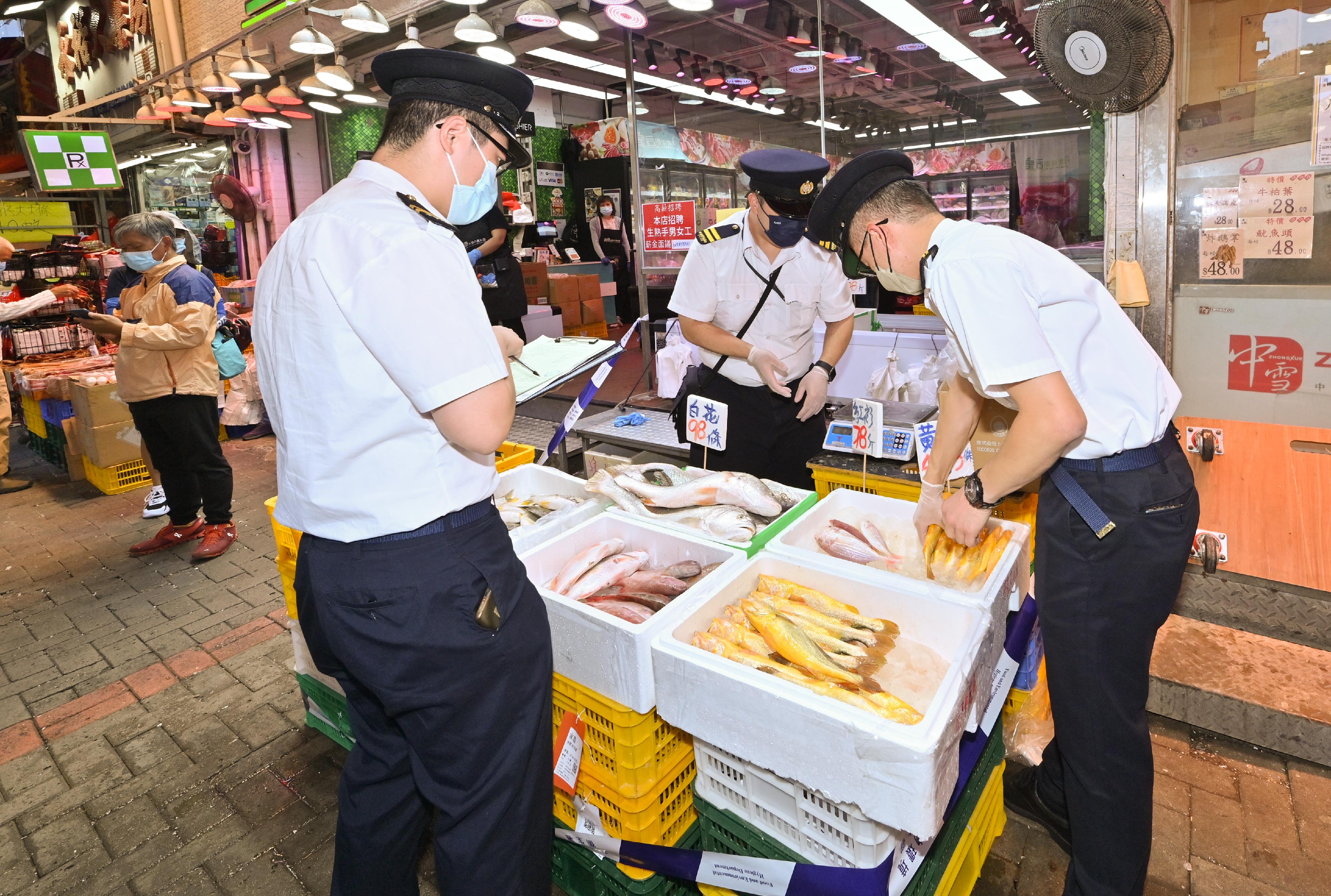 A spokesman for the Food and Environmental Hygiene Department (FEHD) said today (October 17) that the FEHD and the Hong Kong Police Force have conducted a series of stringent enforcement actions against illegal shop front extension activities in various districts since October 3. Photo shows officers of the FEHD conducting an operation in Tuen Mun District earlier.
