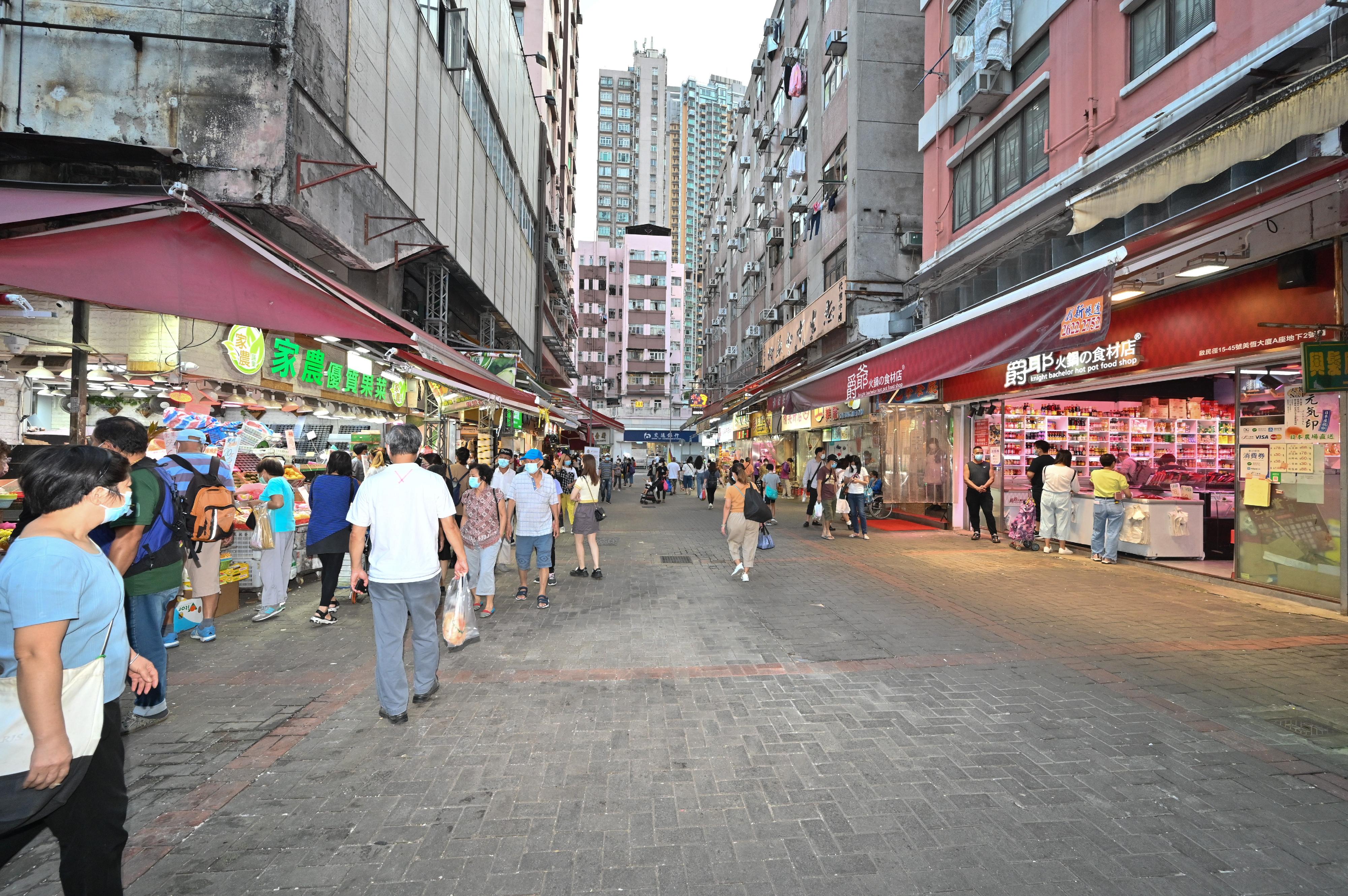 A spokesman for the Food and Environmental Hygiene Department (FEHD) said today (October 17) that the FEHD and the Hong Kong Police Force have conducted a series of stringent enforcement actions against illegal shop front extension activities in various districts since October 3. Photo shows the condition of a street in Tuen Mun District after a joint operation.