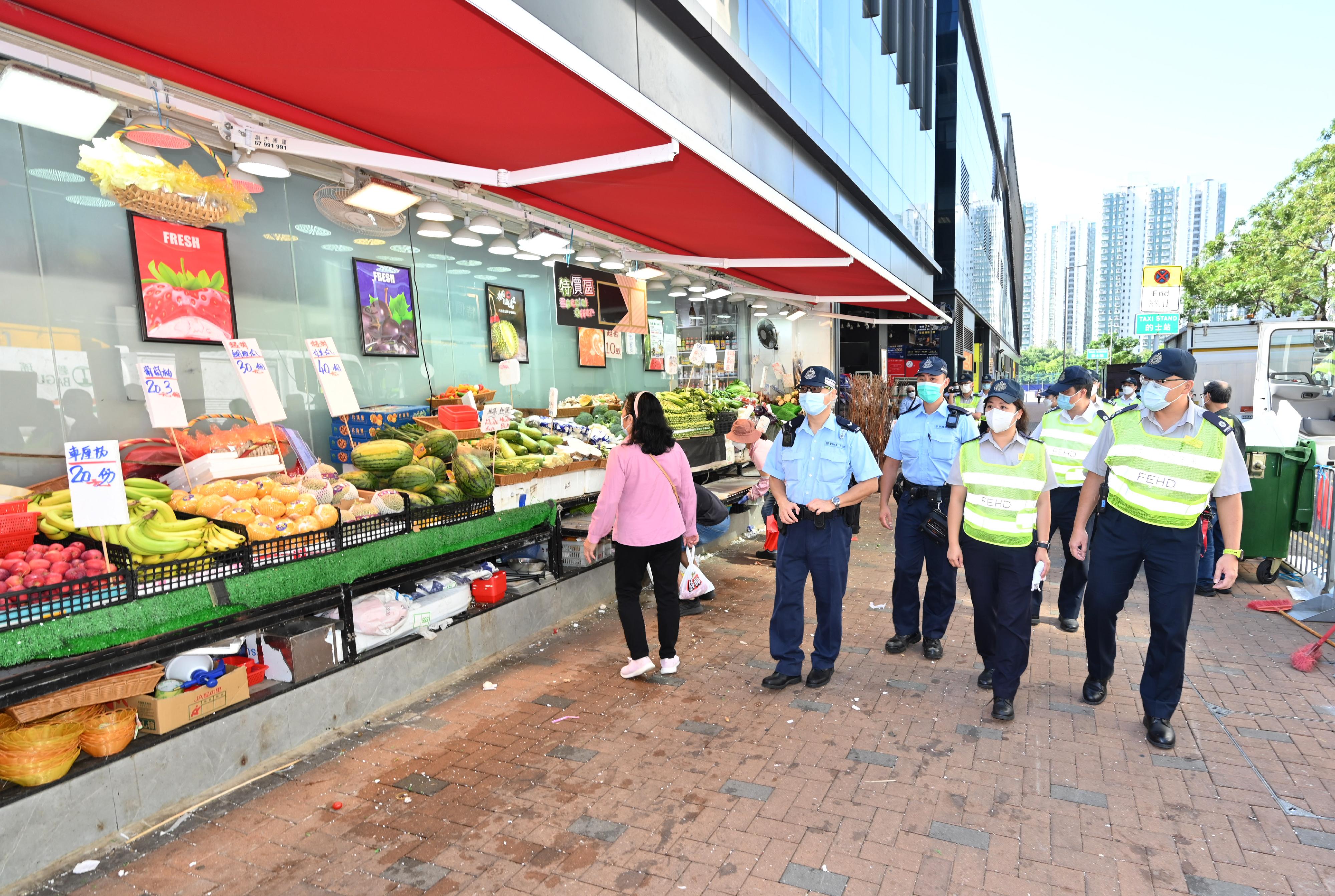 A spokesman for the Food and Environmental Hygiene Department (FEHD) said today (October 17) that the FEHD and the Hong Kong Police Force have conducted a series of stringent enforcement actions against illegal shop front extension activities in various districts since October 3. Photo shows officers of the FEHD and the Police conducting a joint operation in Sha Tin District earlier.