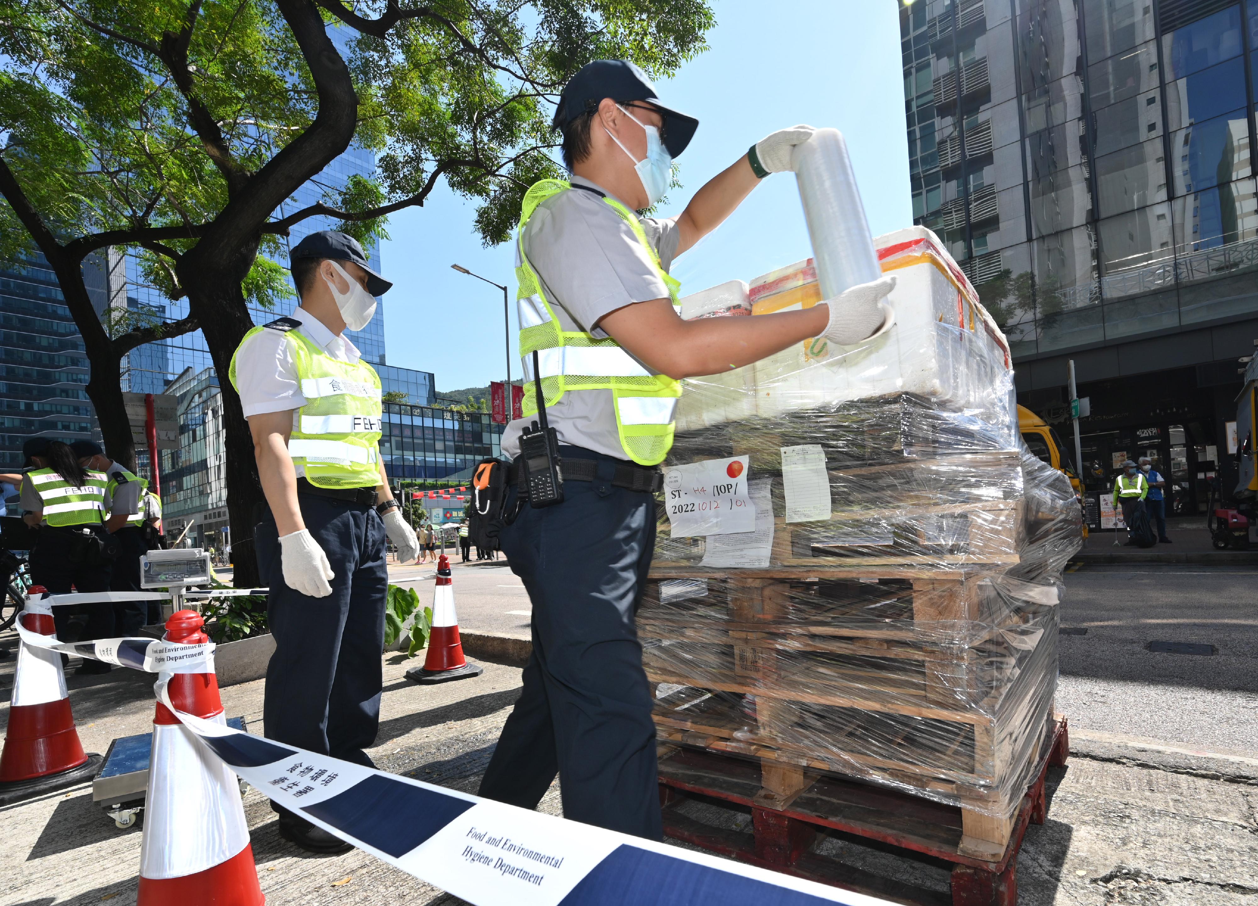 A spokesman for the Food and Environmental Hygiene Department (FEHD) said today (October 17) that the FEHD and the Hong Kong Police Force have conducted a series of stringent enforcement actions against illegal shop front extension activities in various districts since October 3. Photo shows officers of the FEHD conducting an operation in Sha Tin District earlier.