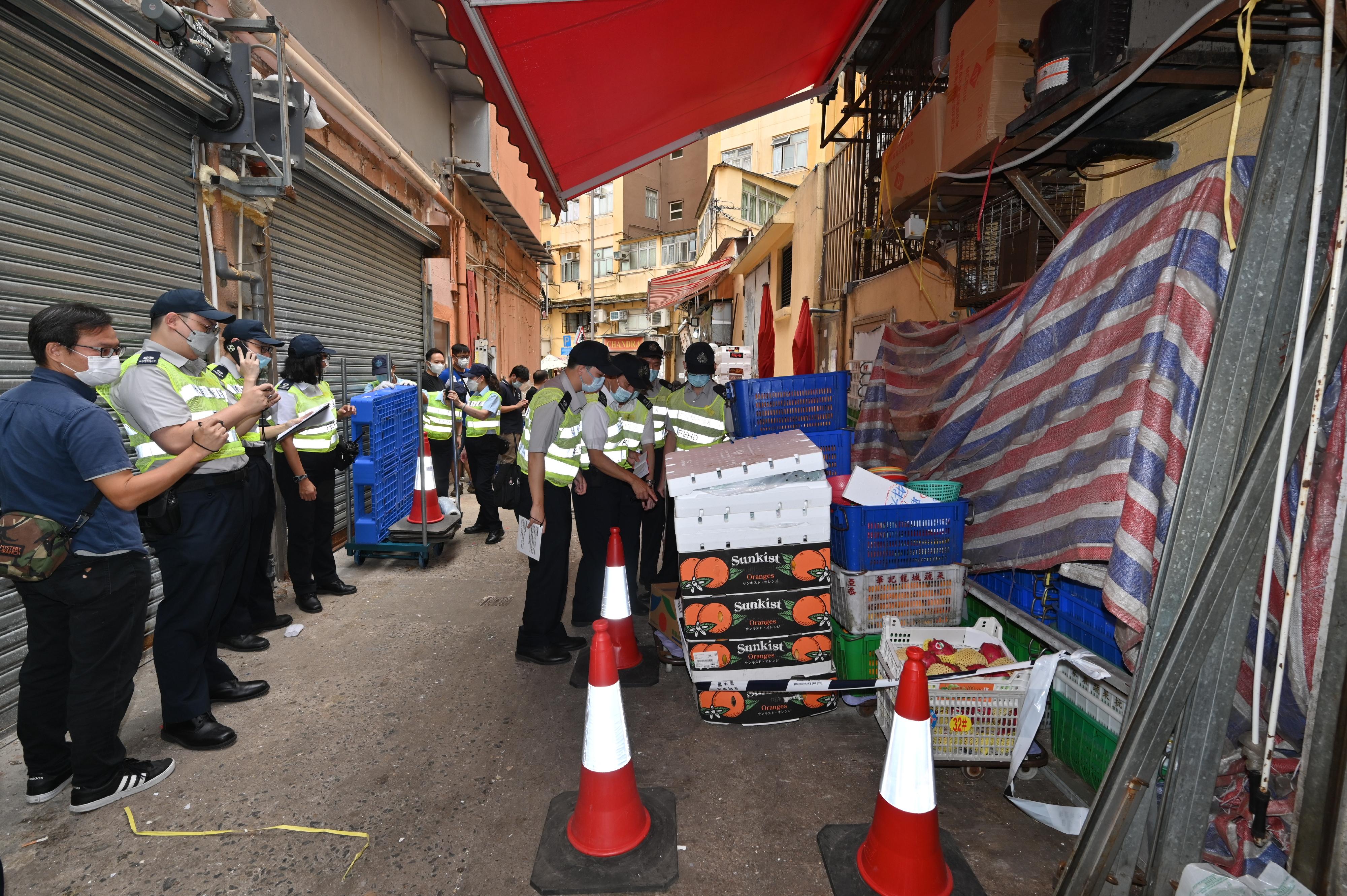 A spokesman for the Food and Environmental Hygiene Department (FEHD) said today (October 17) that the FEHD and the Hong Kong Police Force have conducted a series of stringent enforcement actions against illegal shop front extension activities in various districts since October 3. Photo shows the condition of a street in Tai Po District before a joint operation.