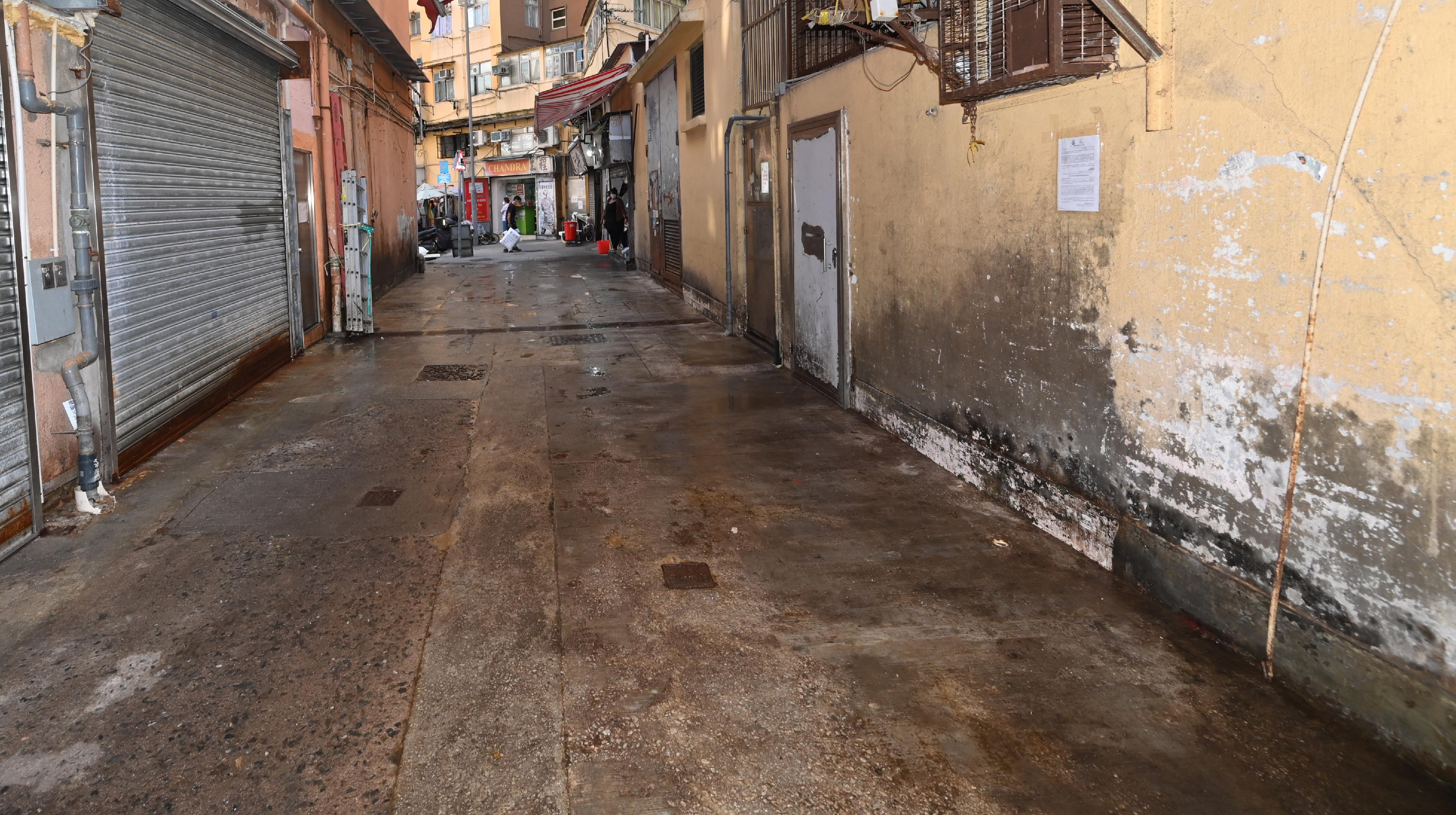 A spokesman for the Food and Environmental Hygiene Department (FEHD) said today (October 17) that the FEHD and the Hong Kong Police Force have conducted a series of stringent enforcement actions against illegal shop front extension activities in various districts since October 3. Photo shows the condition of a street in Tai Po District after a joint operation.
