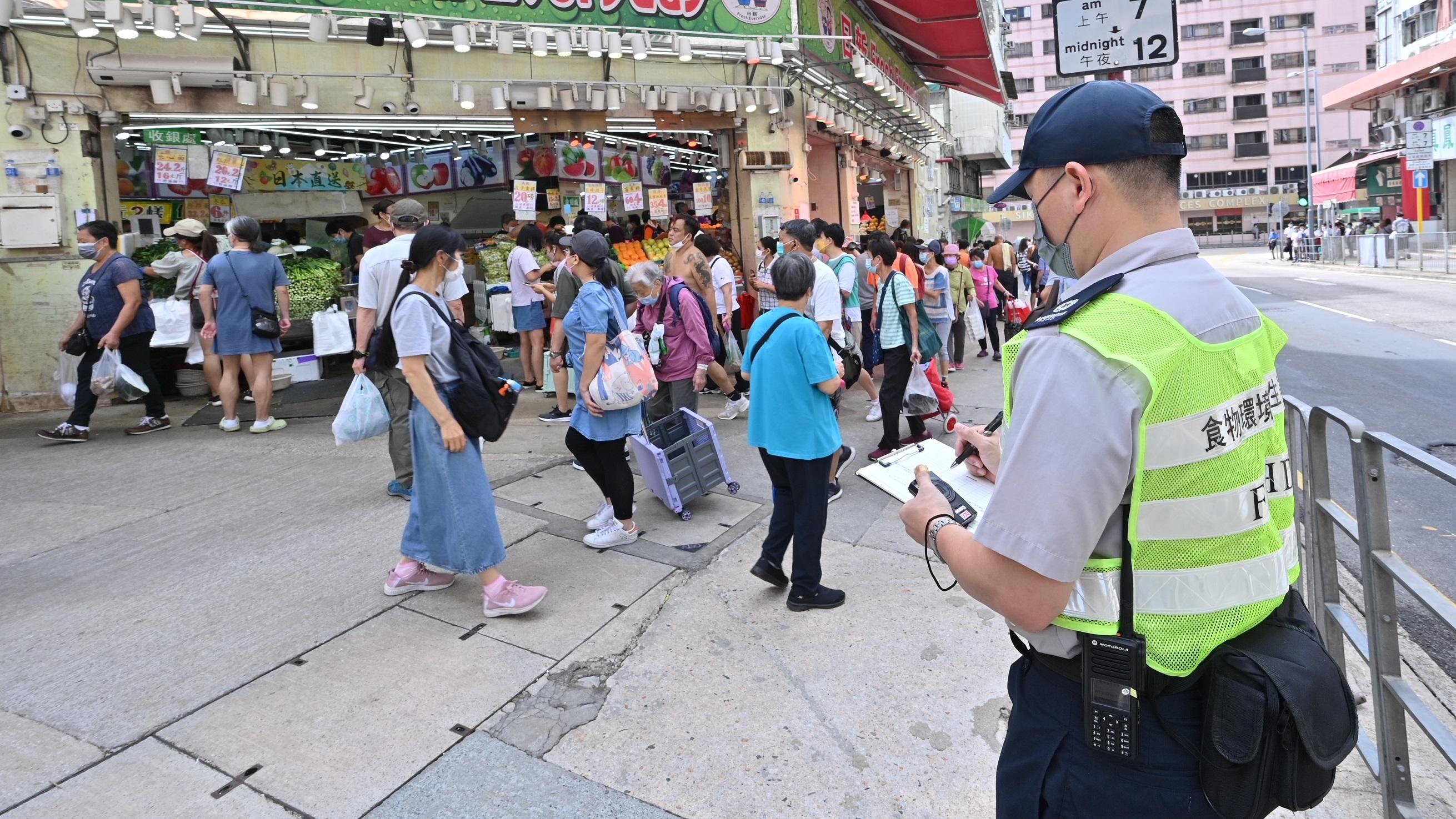 A spokesman for the Food and Environmental Hygiene Department (FEHD) said today (October 17) that the FEHD and the Hong Kong Police Force have conducted a series of stringent enforcement actions against illegal shop front extension activities in various districts since October 3. Photo shows officers of the FEHD conducting an operation in Wong Tai Sin District earlier.